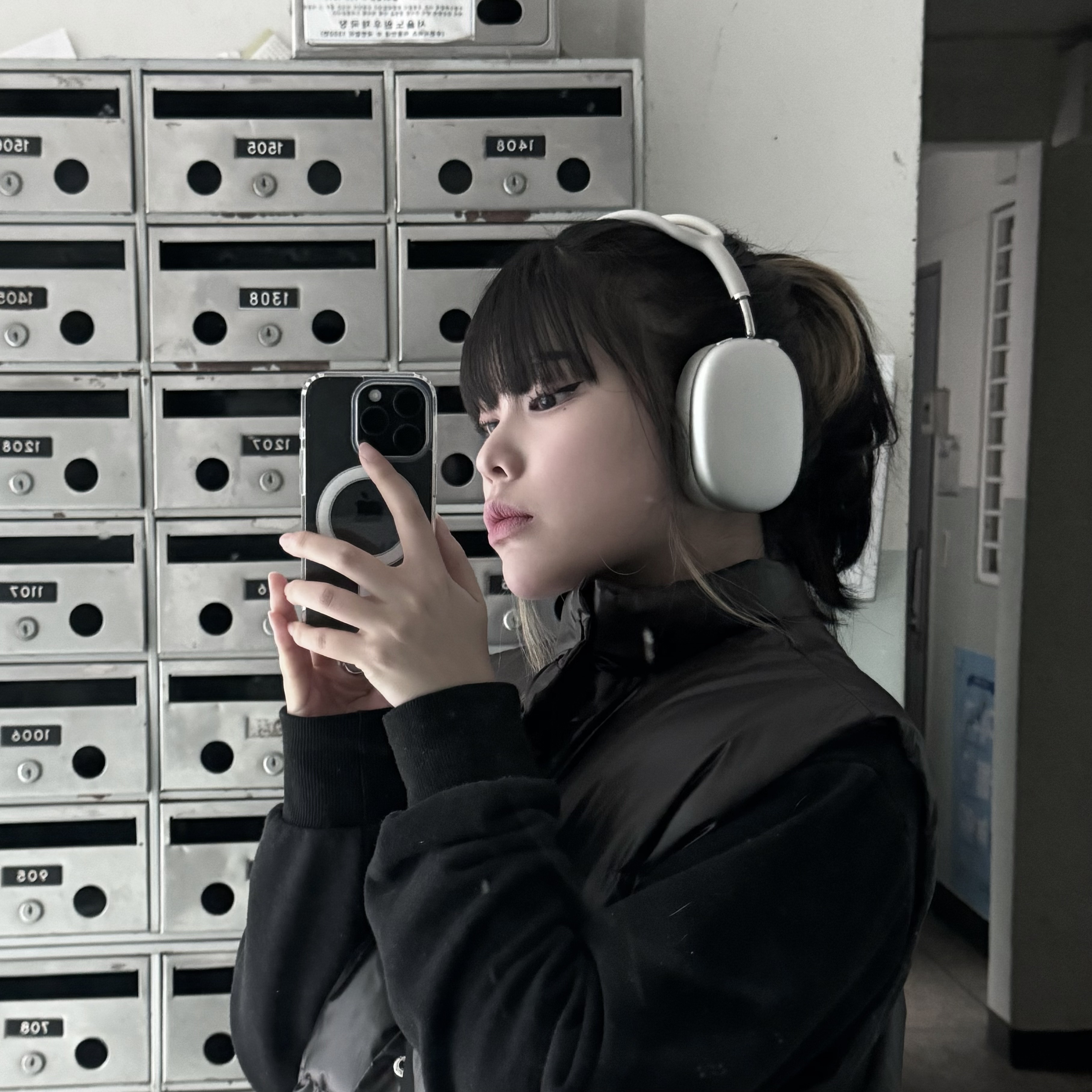 Apple iPhone 15 Pro 128GB Black Titanium (Korean Ver.), Apple AirPods Max Lightning Silver (Korean Ver.) 착용 스타일