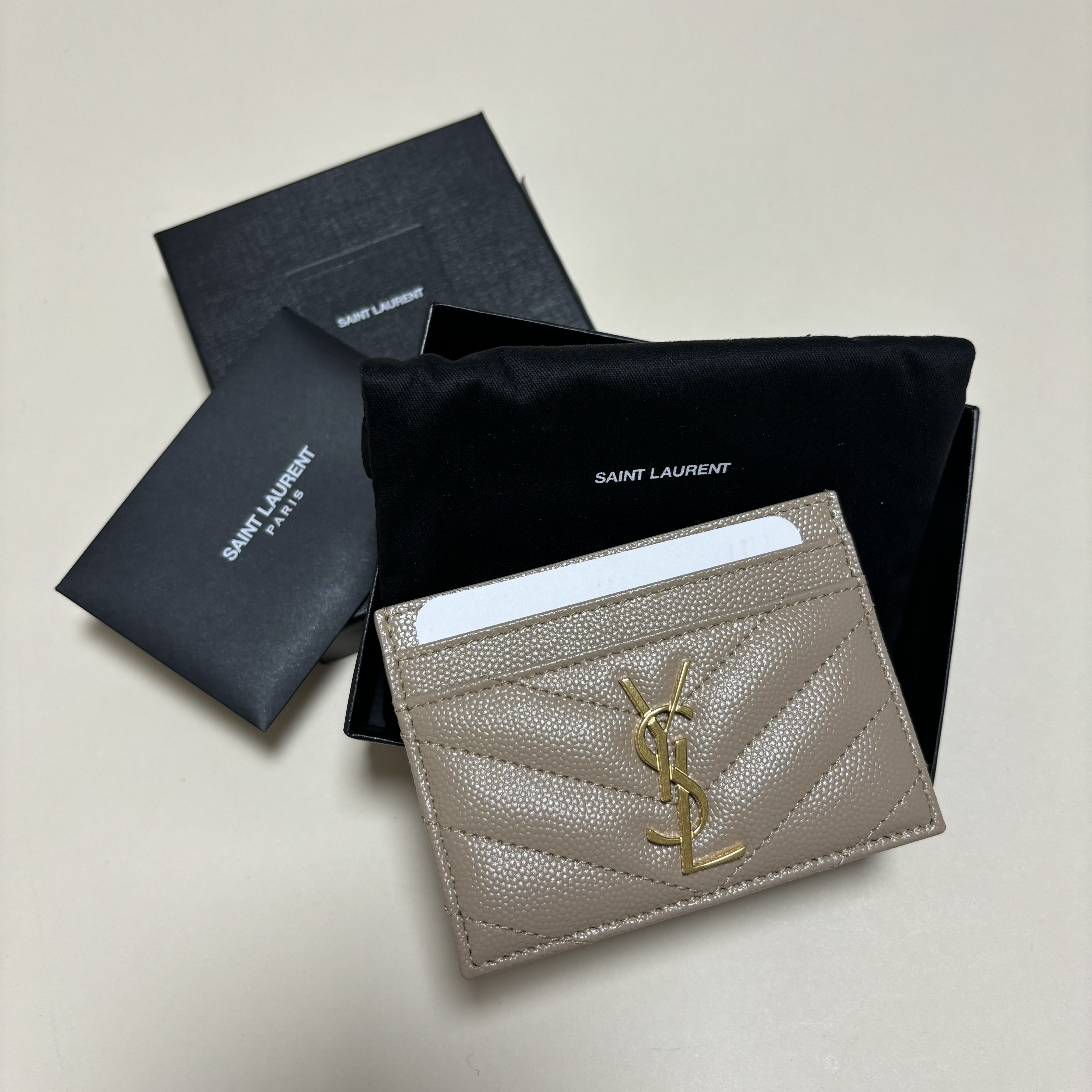 Saint Laurent Cassandre Matelasse Card Case in Grain De Poudre Embossed Leather Dark Beige 착용 스타일