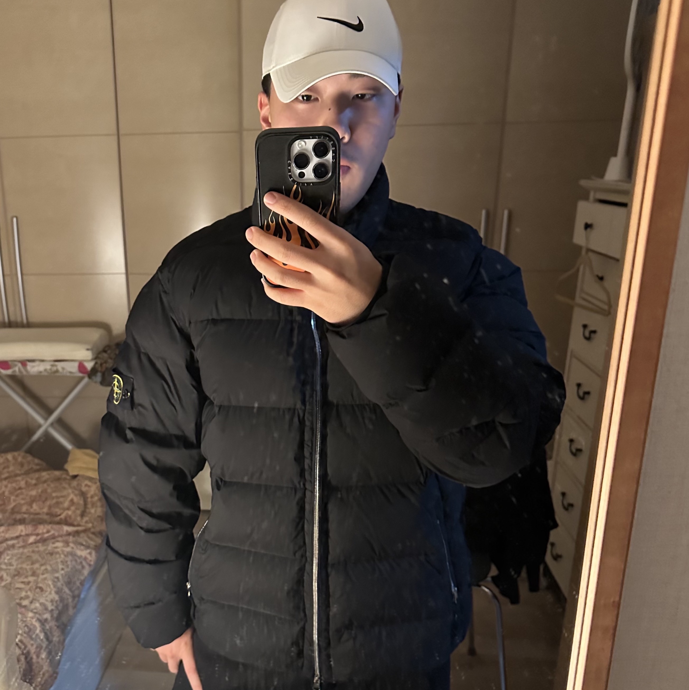 Stone Island 44028 Seamless Tunnel Nylon Down-TC Blouson Black - 23FW 착용 스타일