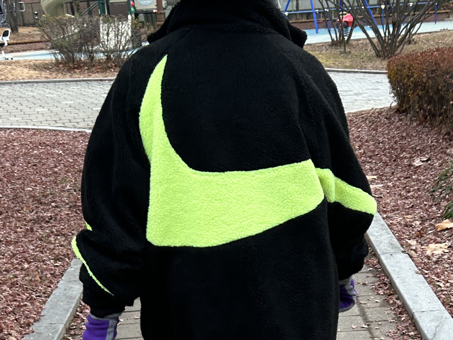 Nike Big Swoosh Full Zip Jacket Black Volt 착용 스타일