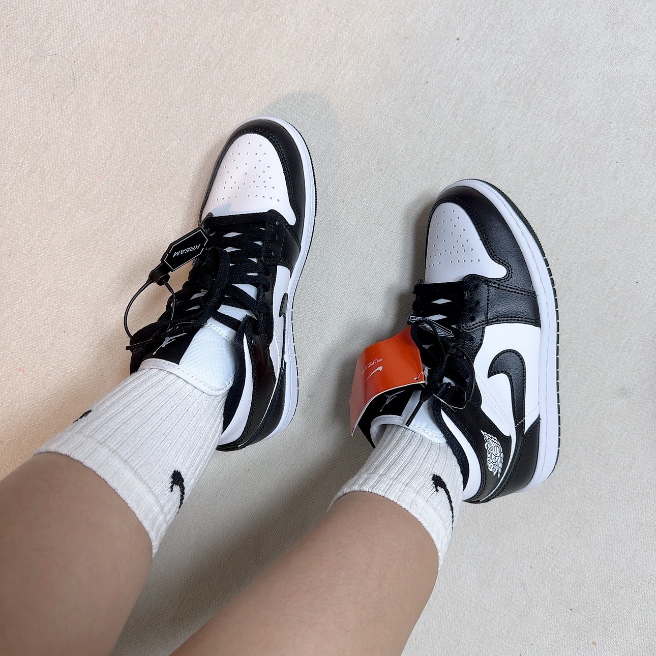 (W) Jordan 1 Mid White Black 착용 스타일 - 2