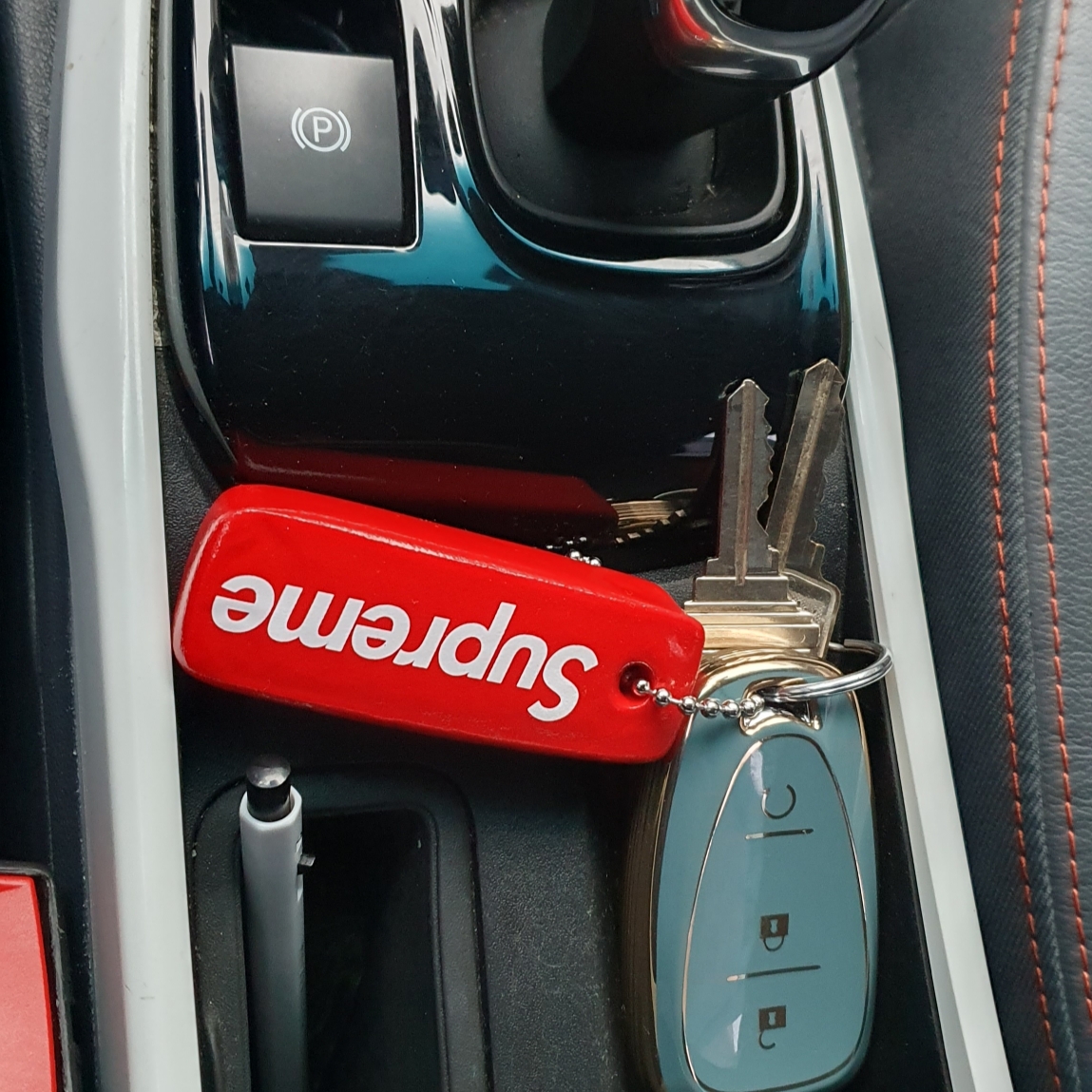Supreme Floating Keychain Red - 23FW 착용 스타일
