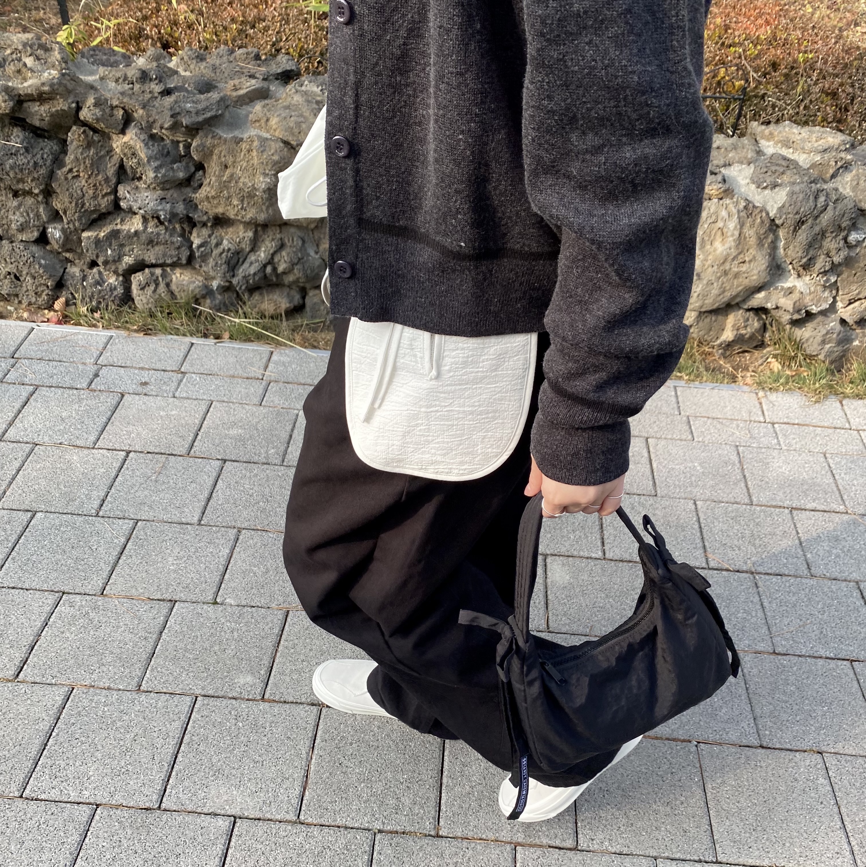 Sandy Liang x Baggu Bow Mini Bag Powder Black, Vans Vault x Goodfight OG Style 93 LX Cream White 착용 스타일 - 1