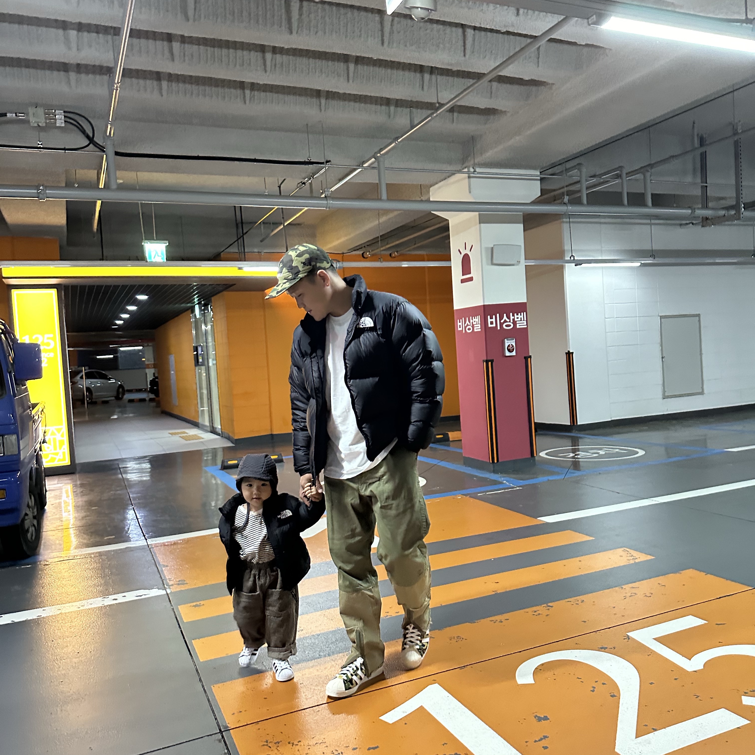 The North Face 1996 Retro Nuptse Jacket Black, Adidas x BAPE Superstar 80s Green Camo 착용 스타일 - 2