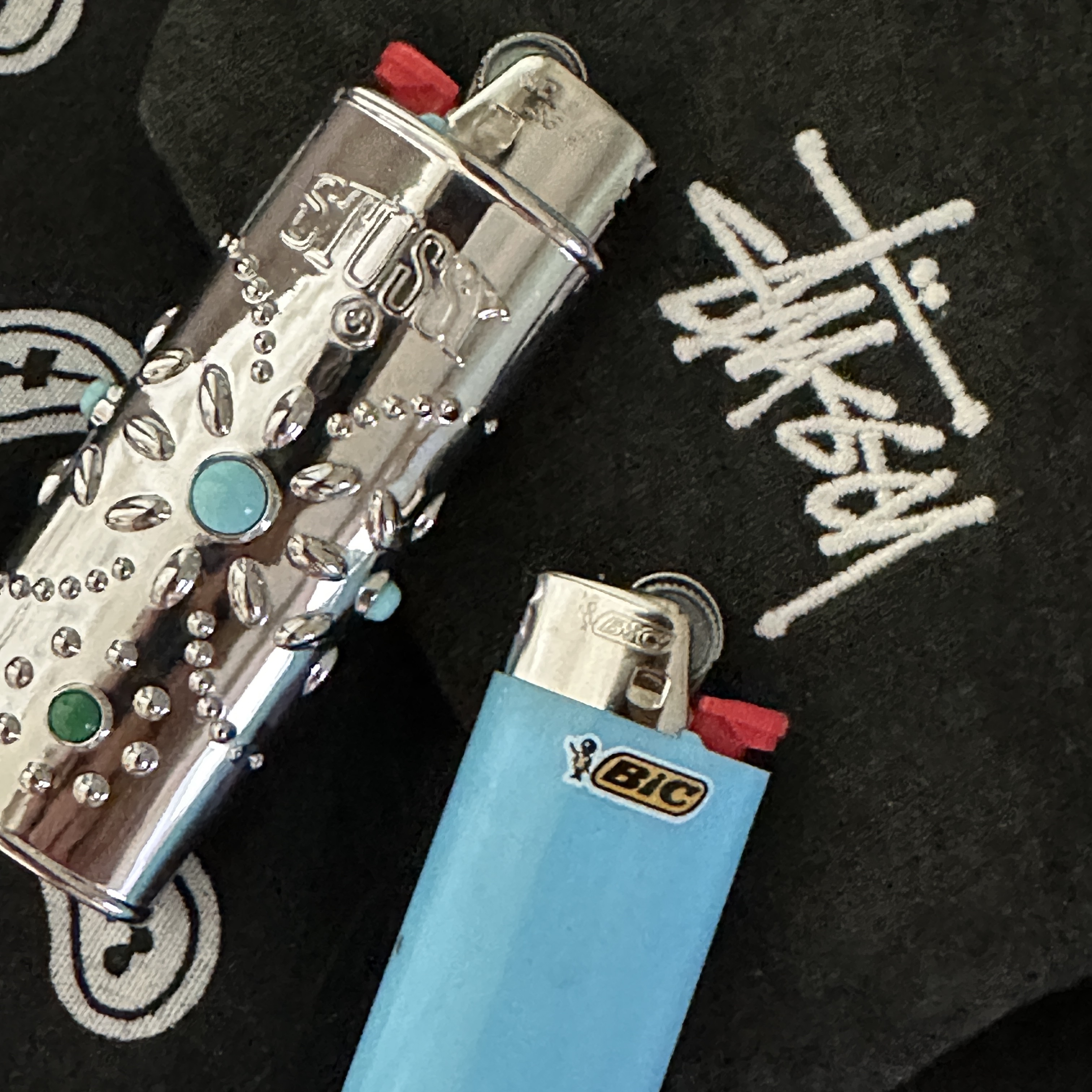 Stussy Canvas Coin Pouch Washed Black, Stussy Metal Bejeweled Lighter Case Silver 착용 스타일