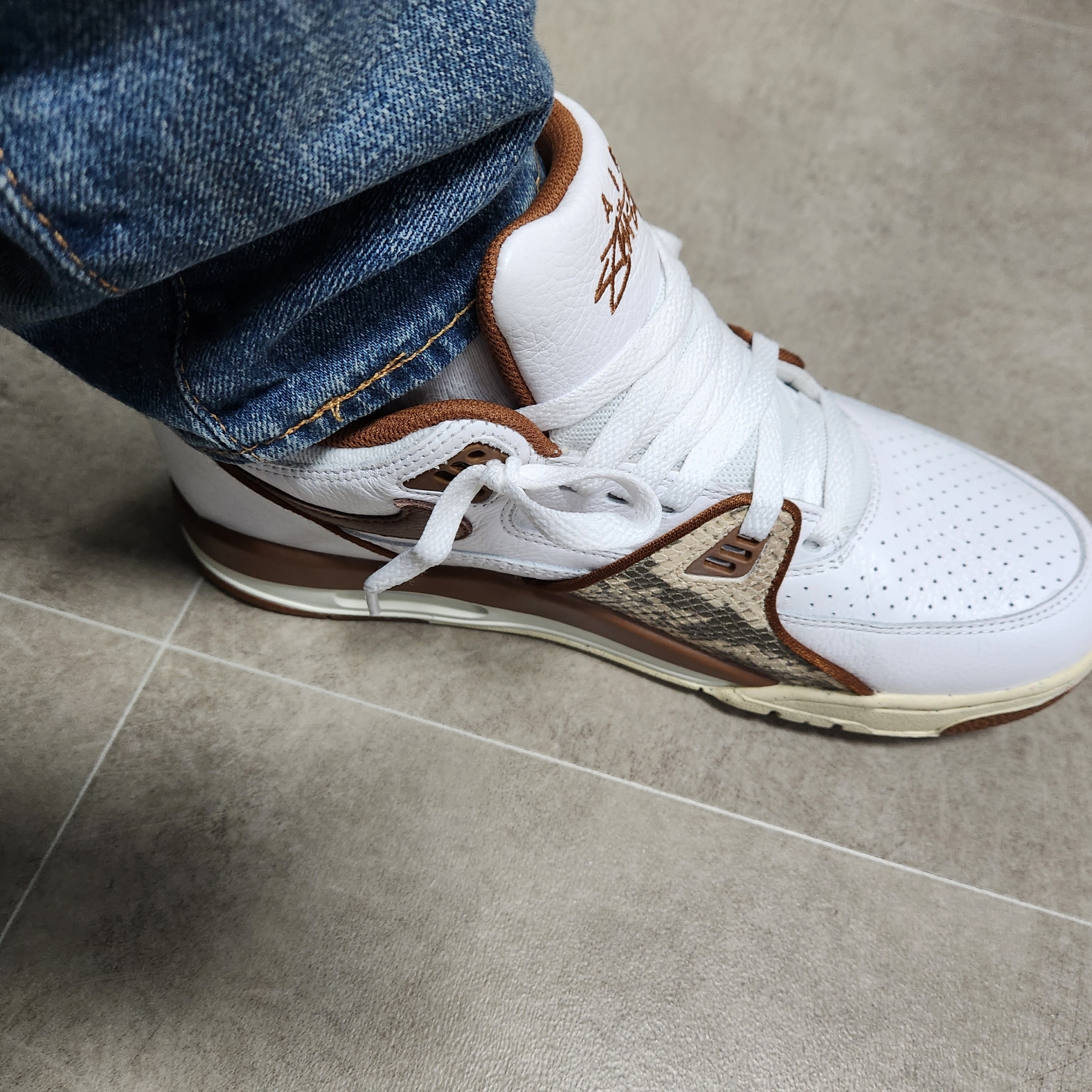 Nike x Stussy Air Flight 89 Low White and Pecan 착용 스타일 - 3