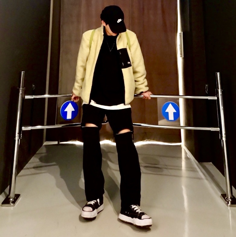 Stussy 8 Ball Sherpa Jacket Natural, Maison Mihara Yasuhiro Peterson OG Sole Canvas High-top Sneakers Black 착용 스타일 - 3