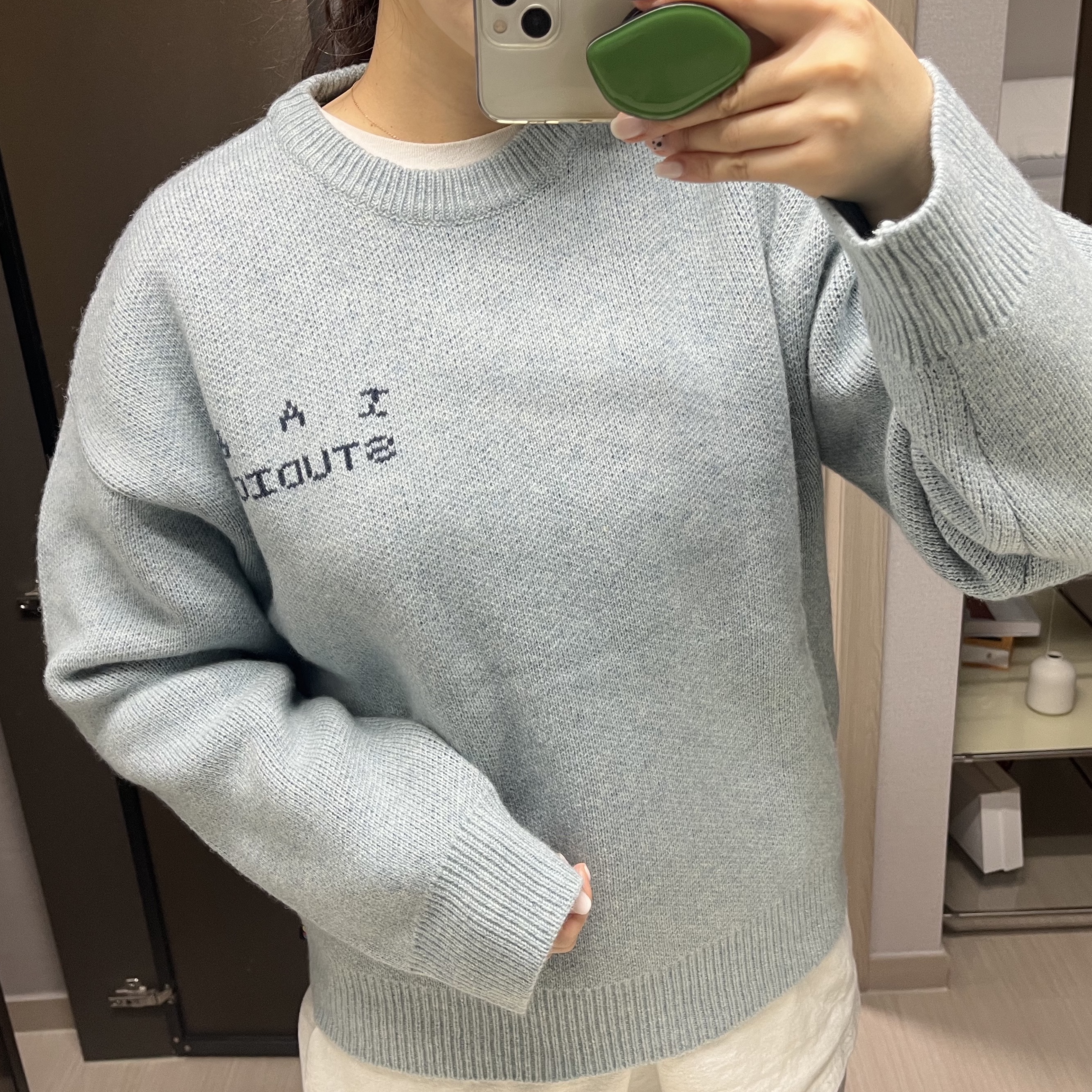 IAB Studio Knit Steel Blue 착용 스타일