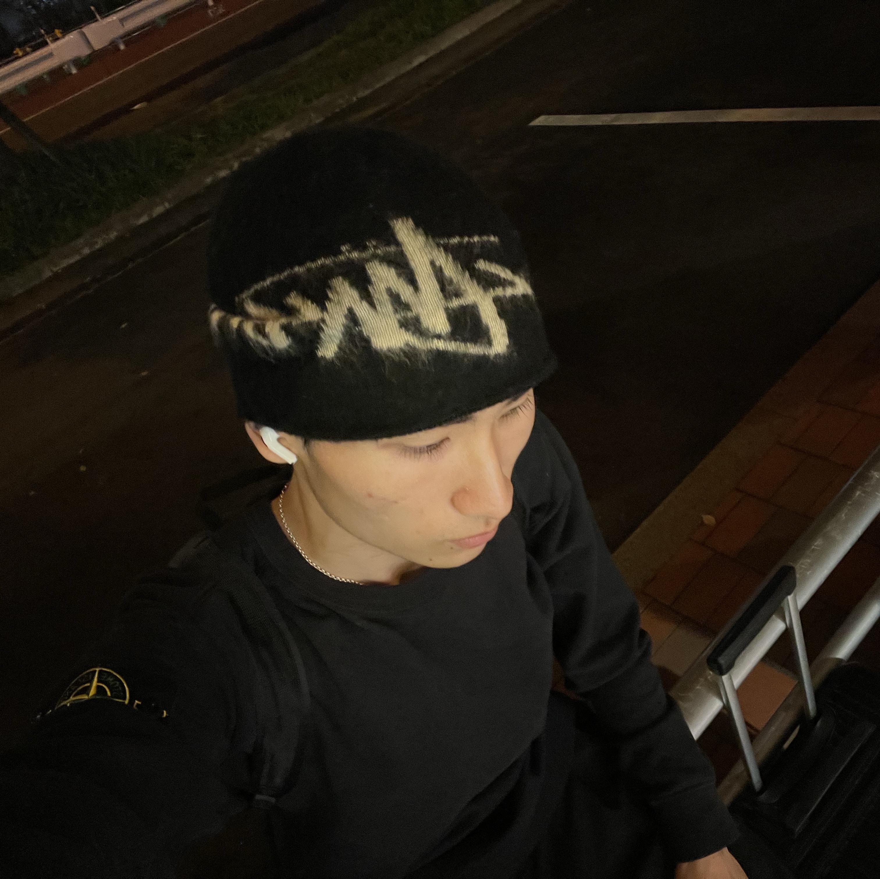 Stussy Brushed Out Stock Skullcap Beanie Black, Stone Island 63020 Crewneck Sweatshirt Black - 22FW 착용 스타일