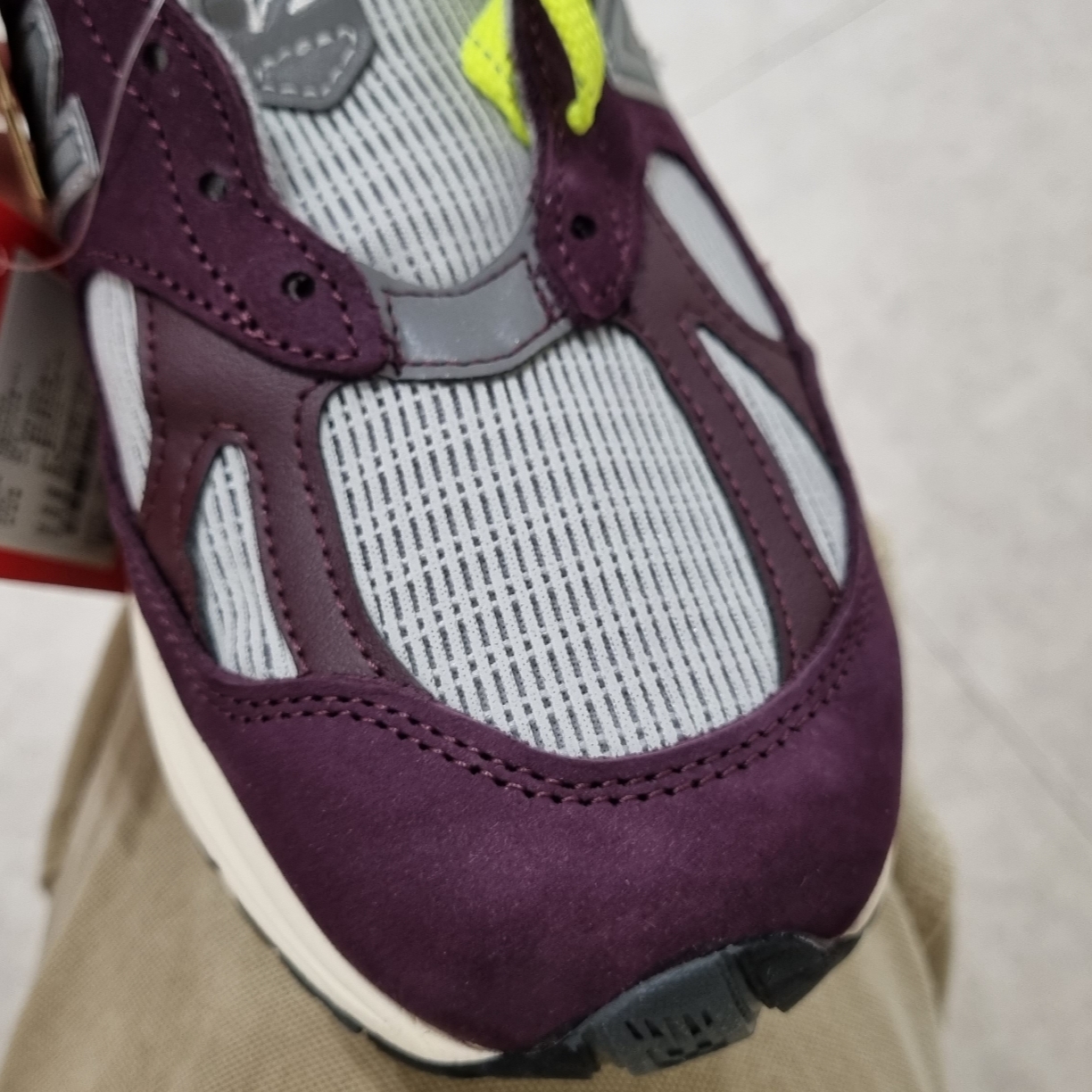 New Balance x Patta 991v2 Made in UK Pickled Beet Safety Yellow 착용 스타일 - 2