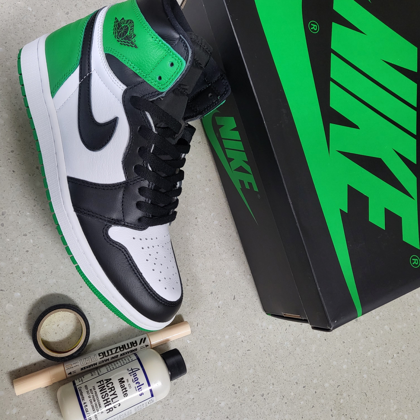 Jordan 1 Retro High OG Black and Lucky Green 착용 스타일 - 1
