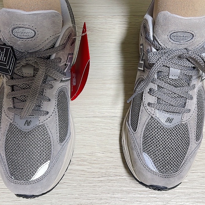 New Balance 2002R Grey 착용 스타일
