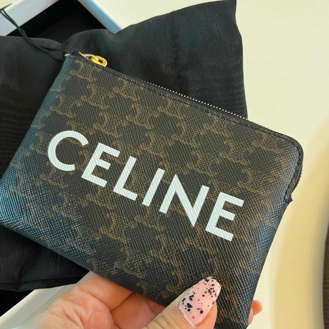 Celine Coin & Card Pouch in Triomphe Canvas Black 착용 스타일