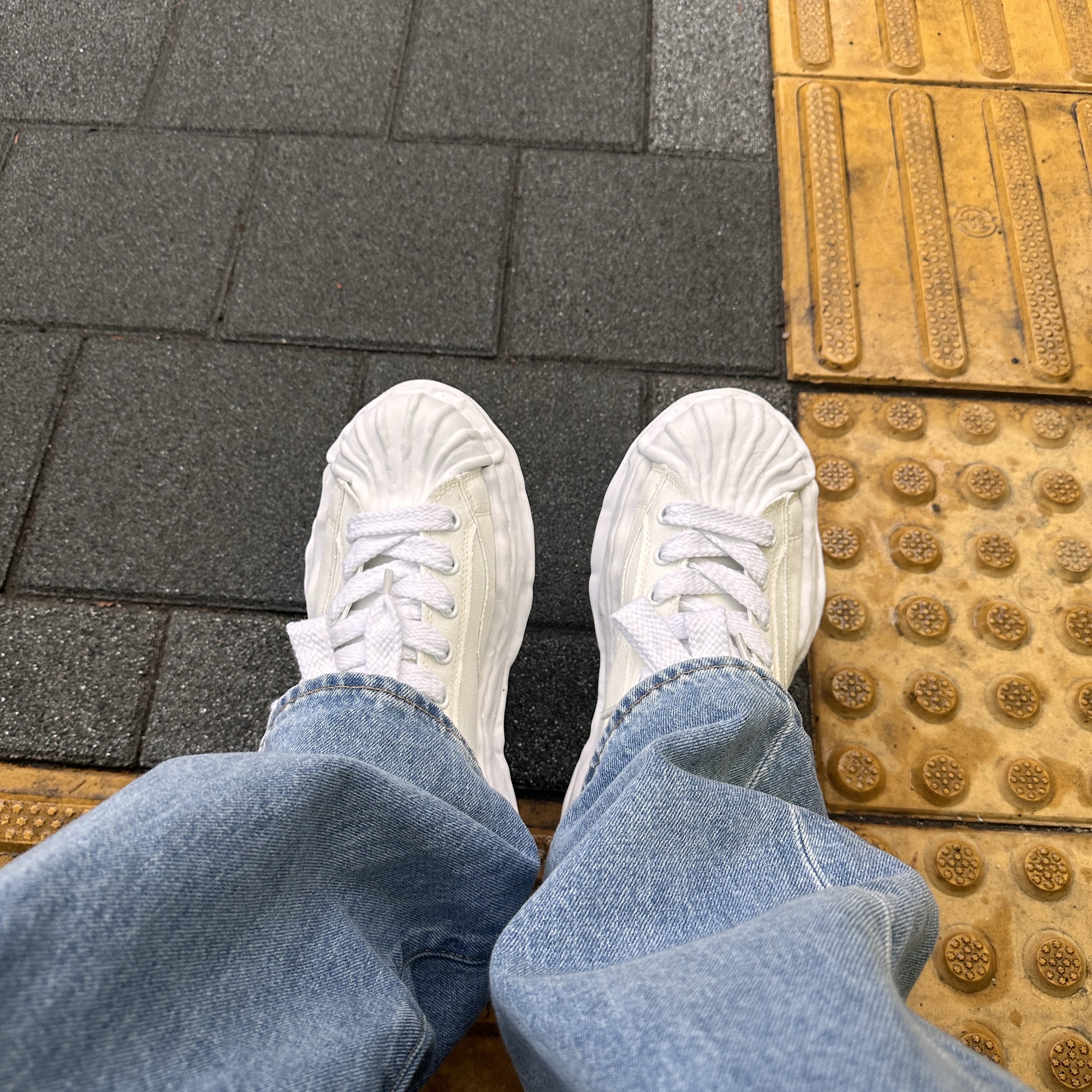 Maison Mihara Yasuhiro Blakey OG Sole Canvas Low-top Sneakers White 착용 스타일 - 1