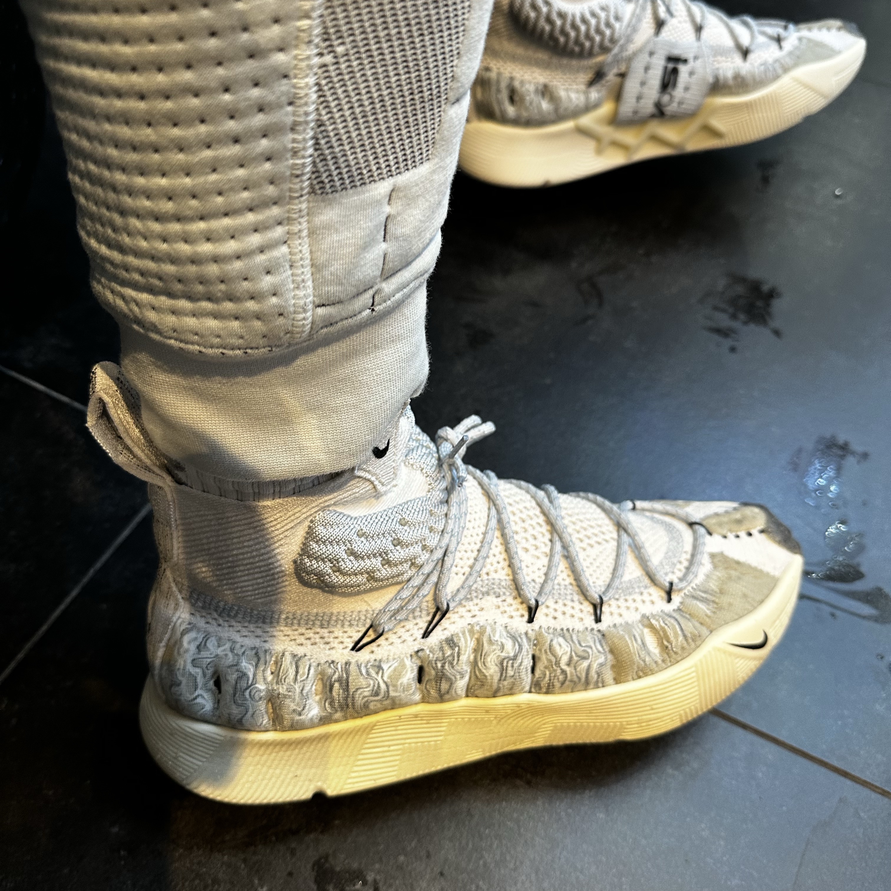 Nike ISPA Sense Flyknit Phantom and Black 착용 스타일 - 1