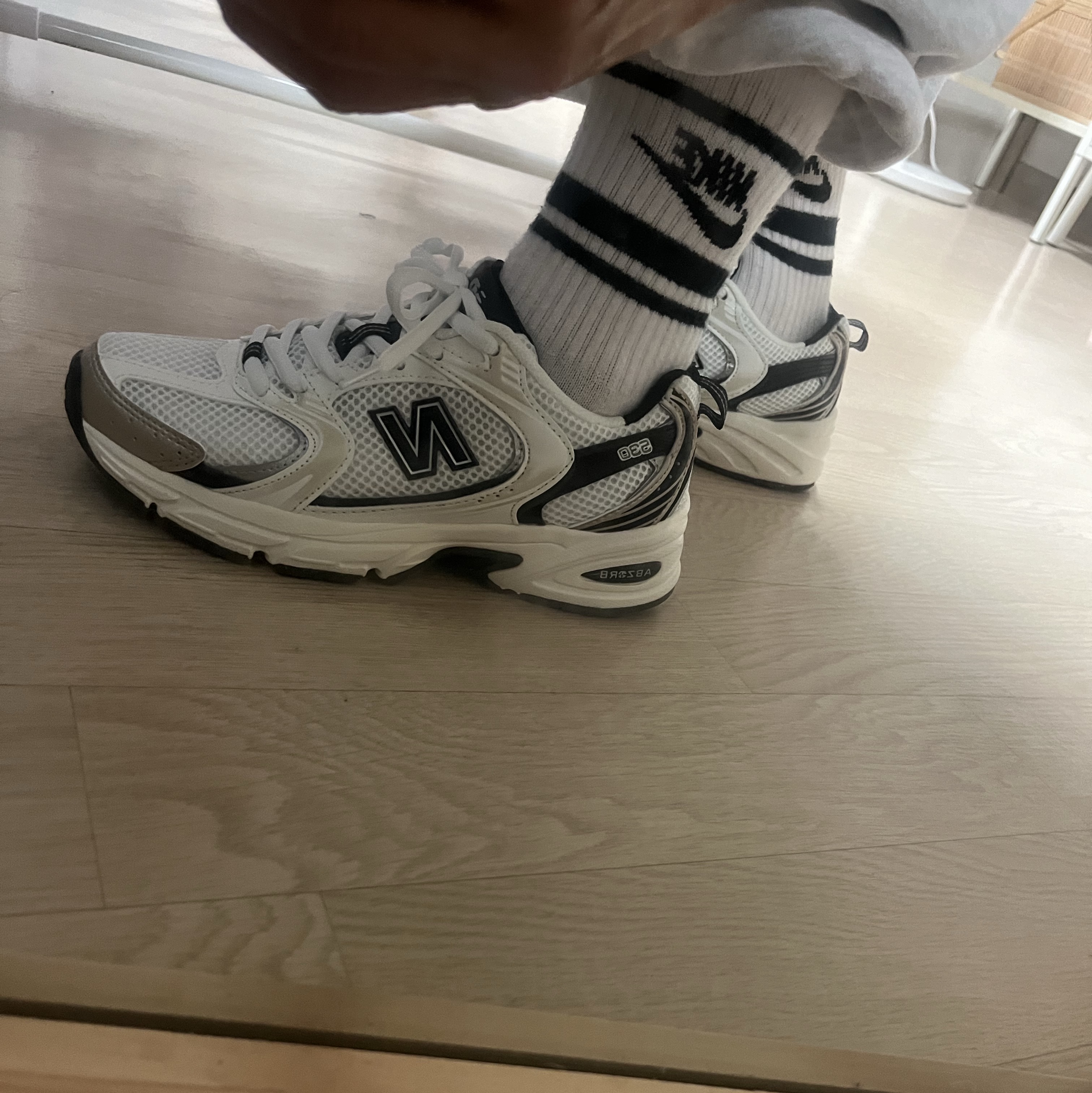 New Balance 530 White Gold 착용 스타일