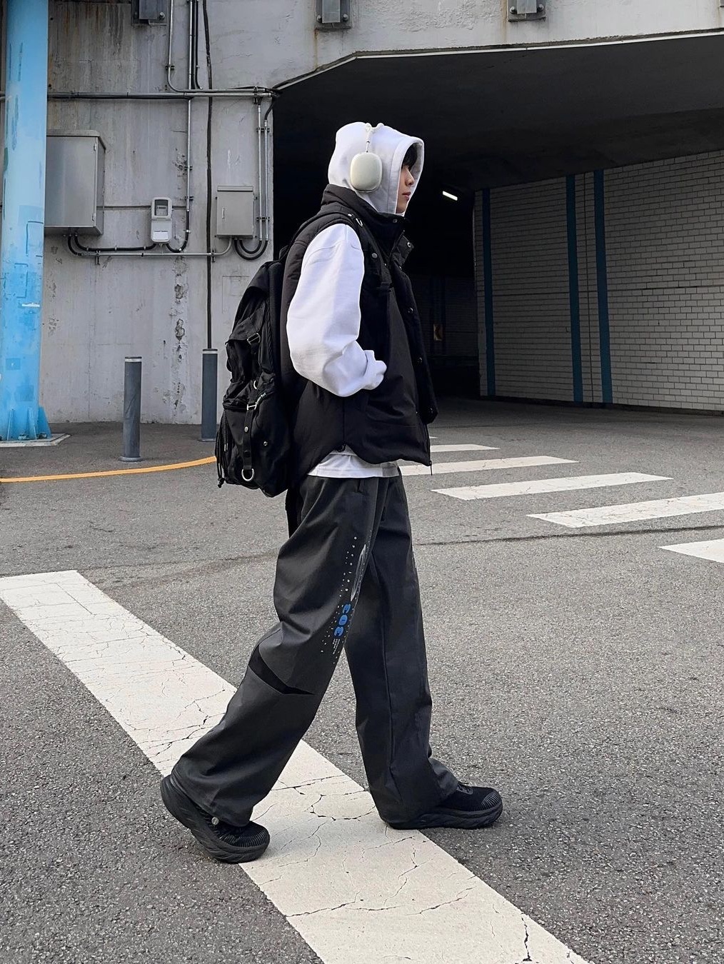 Opening Project 303 Stadium Pants Charcoal 착용 스타일 - 4
