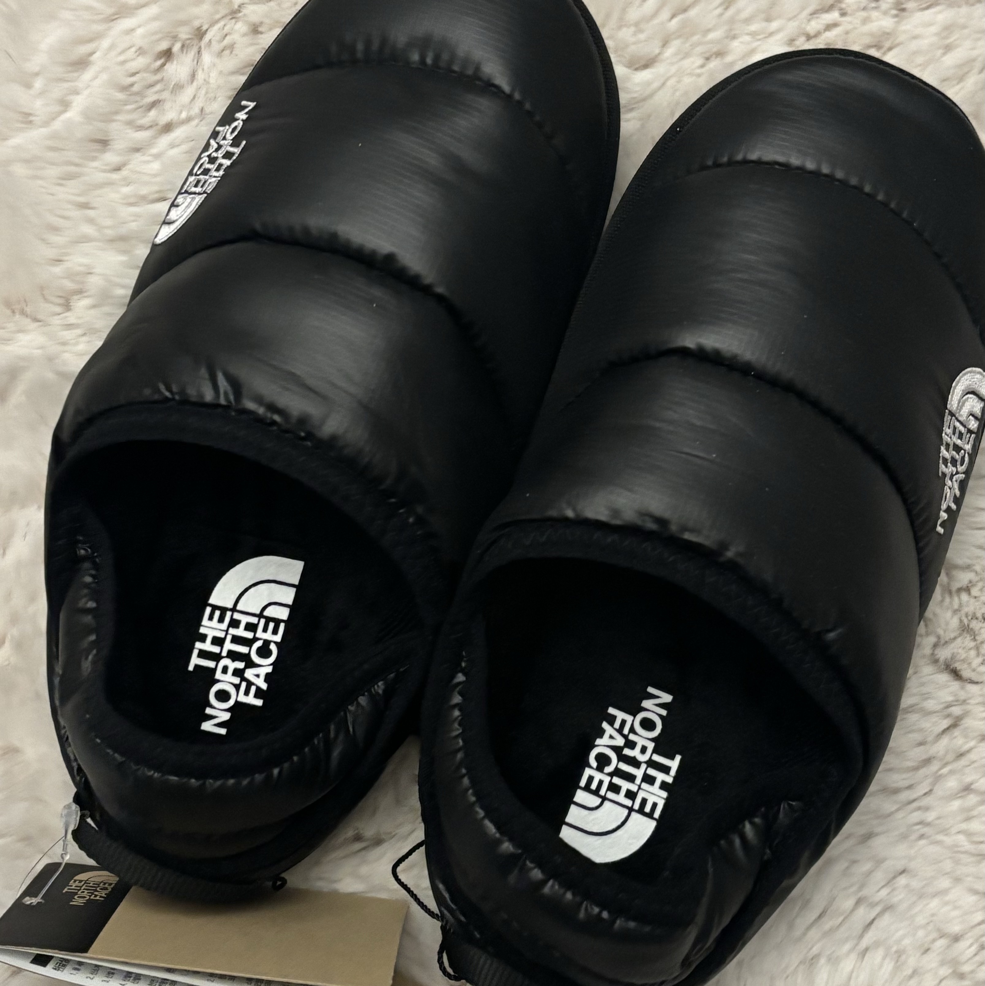 The North Face Nuptse Mule Black 착용 스타일