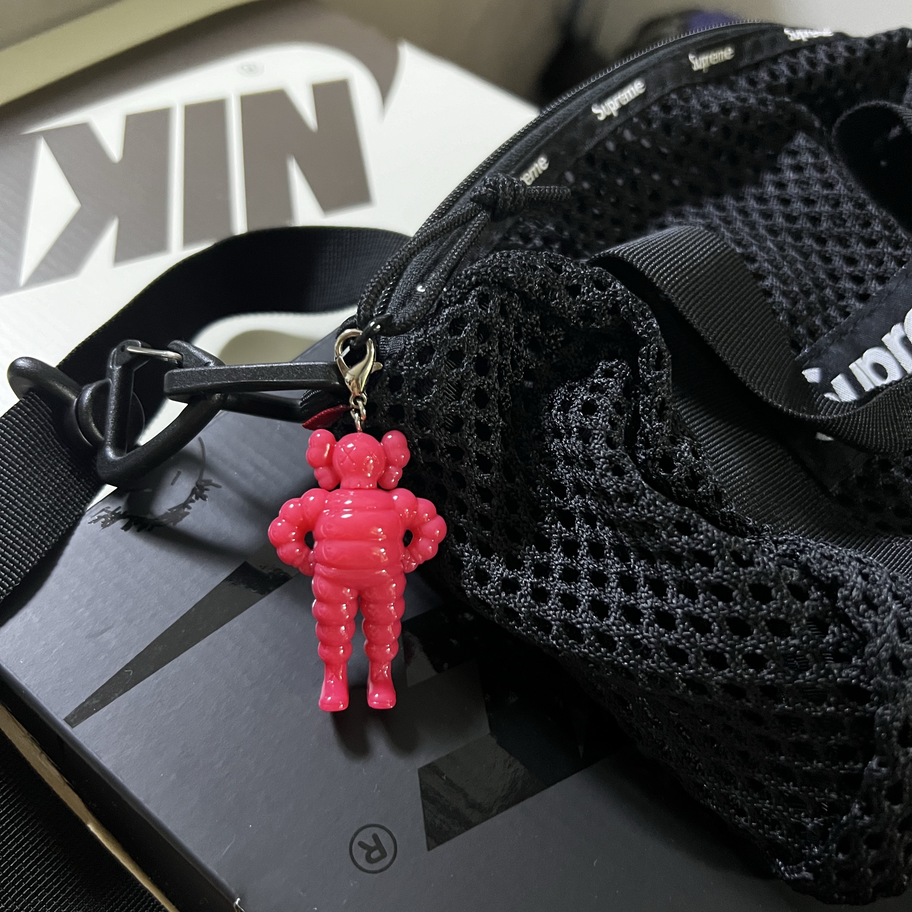 Supreme Mesh Mini Duffle Bag Black - 23SS 착용 스타일 - 3