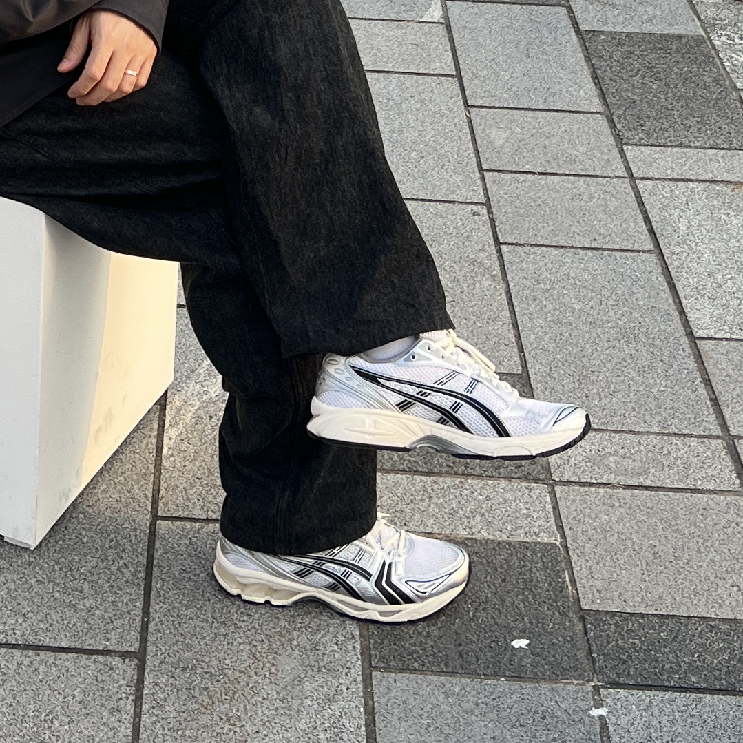 Asics x JJJJound Gel-Kayano 14 Silver Black 착용 스타일 - 3