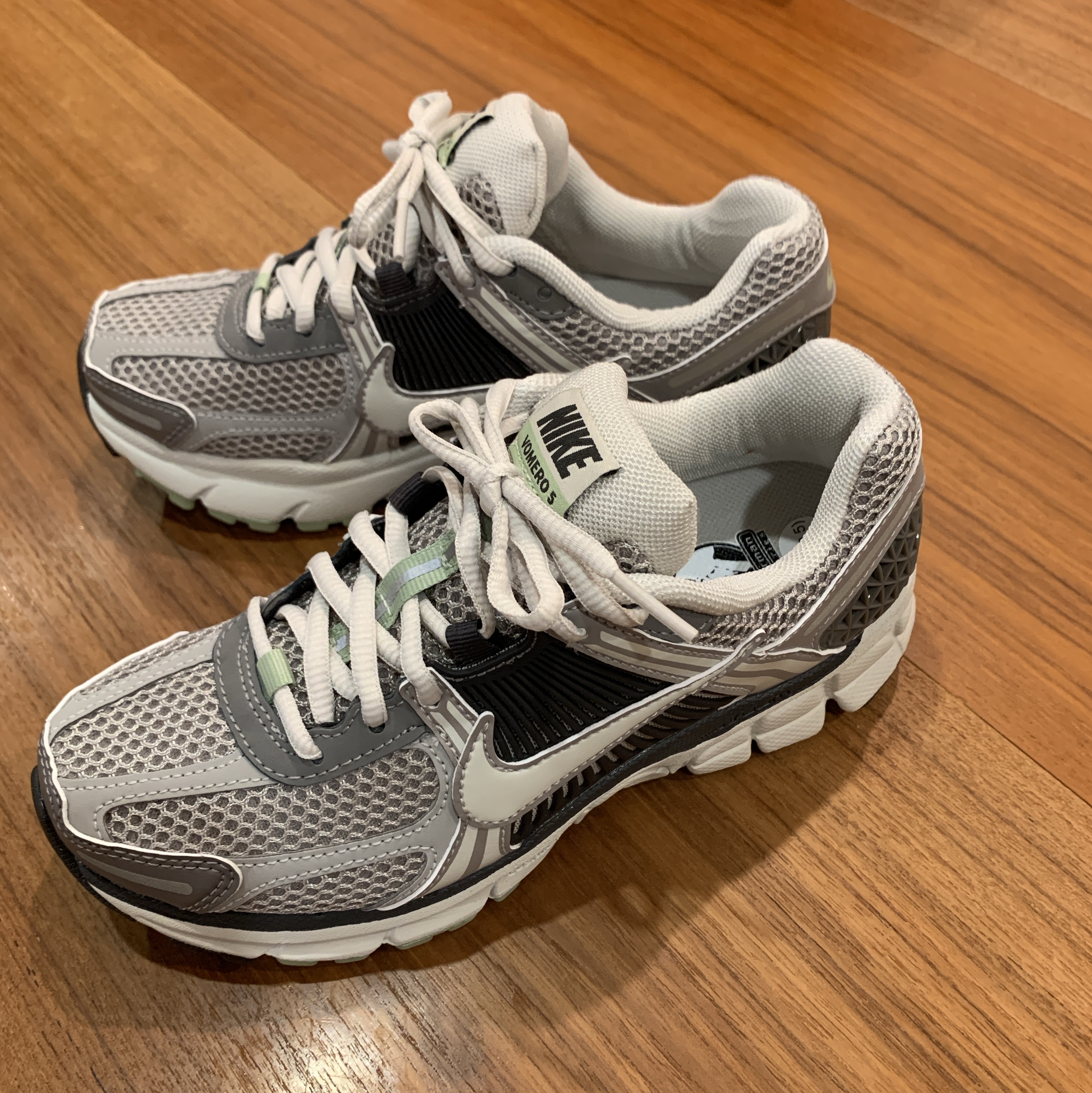 (W) Nike Zoom Vomero 5 Cobblestone and Flat Pewter 착용 스타일