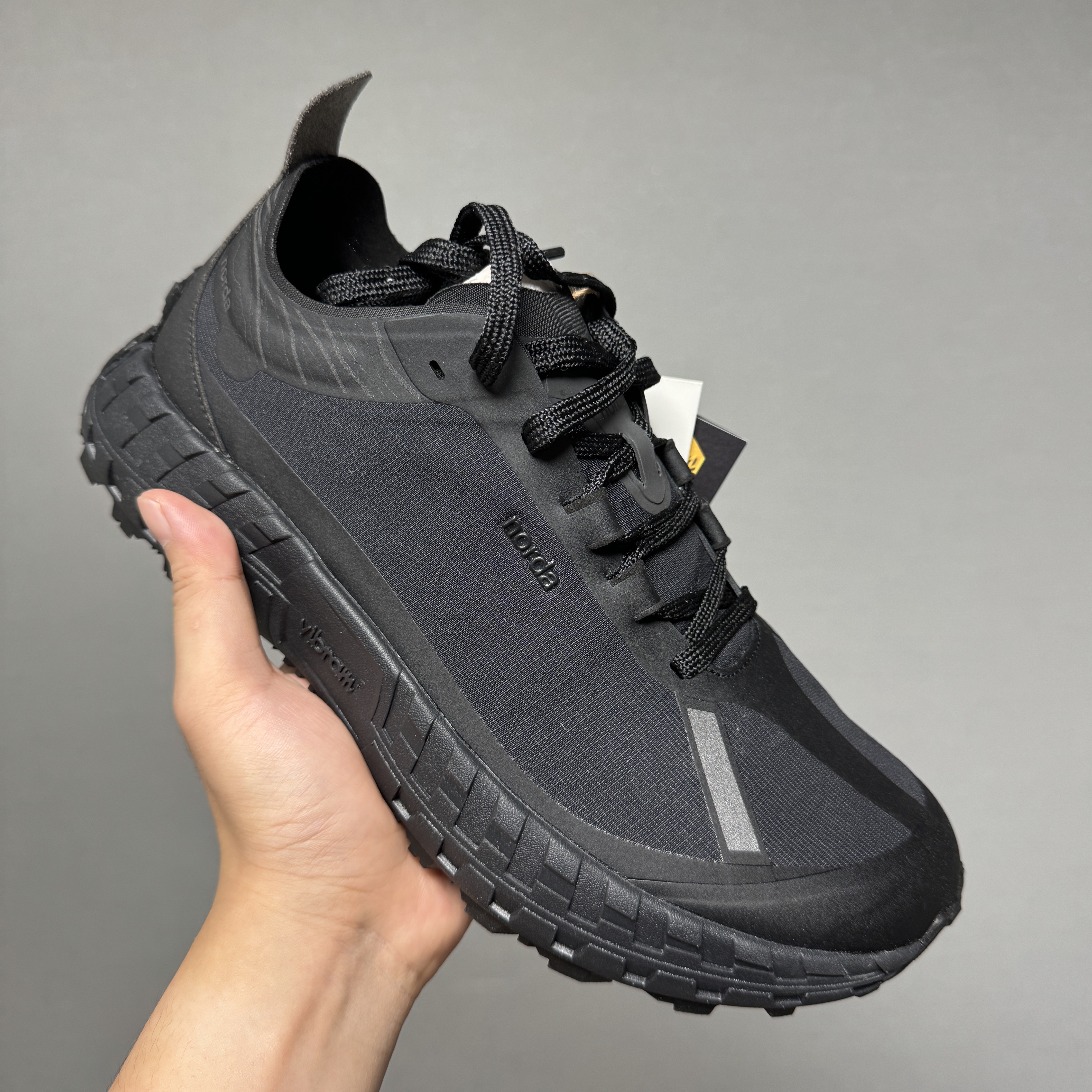 Norda 001/A Stealth Black 착용 스타일