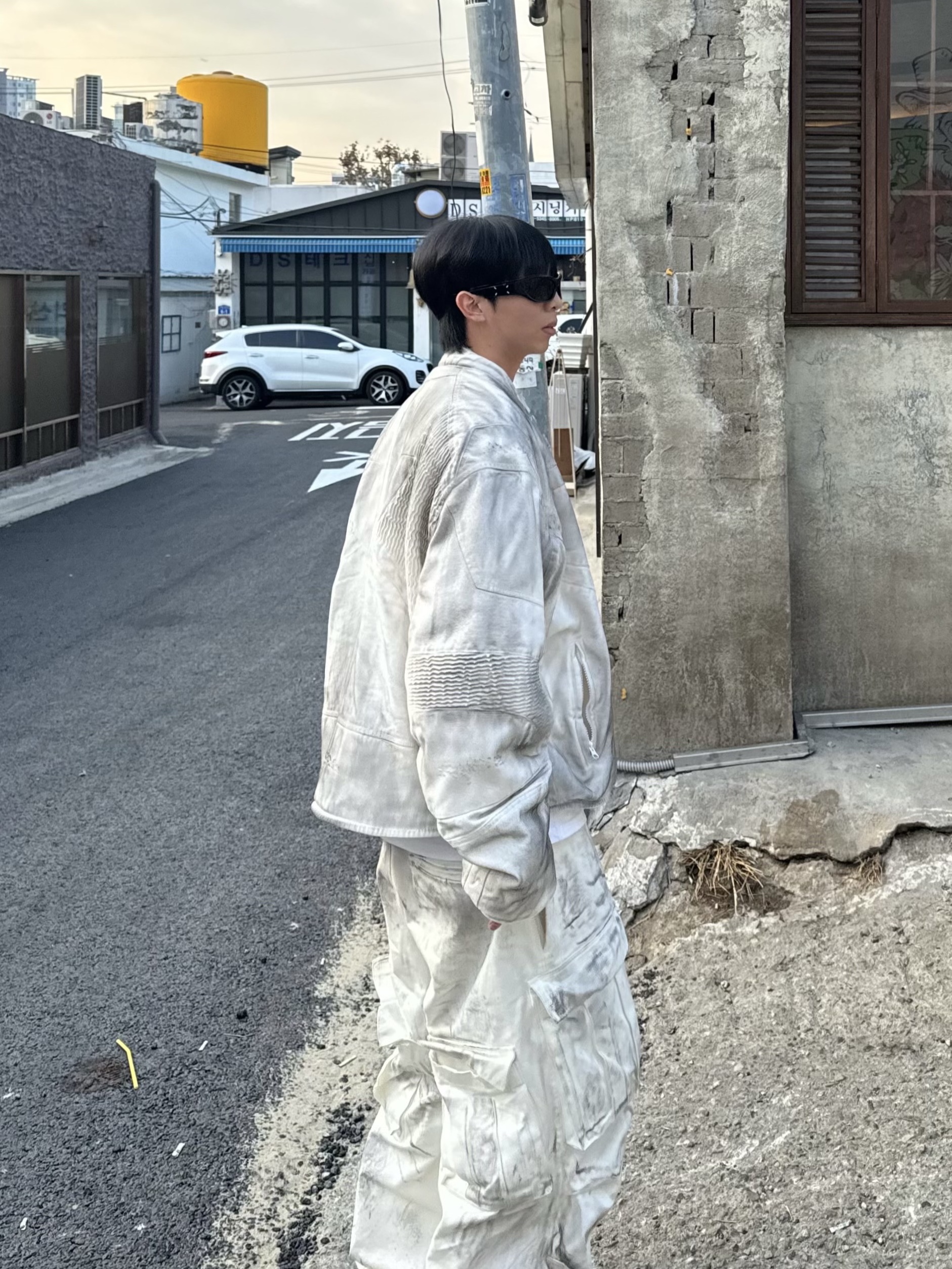 Gentle Monster x Maison Margiela MM003 Black Black, Nos Couleurs 01 Cargo Pants Dirty Washing 착용 스타일 - 3