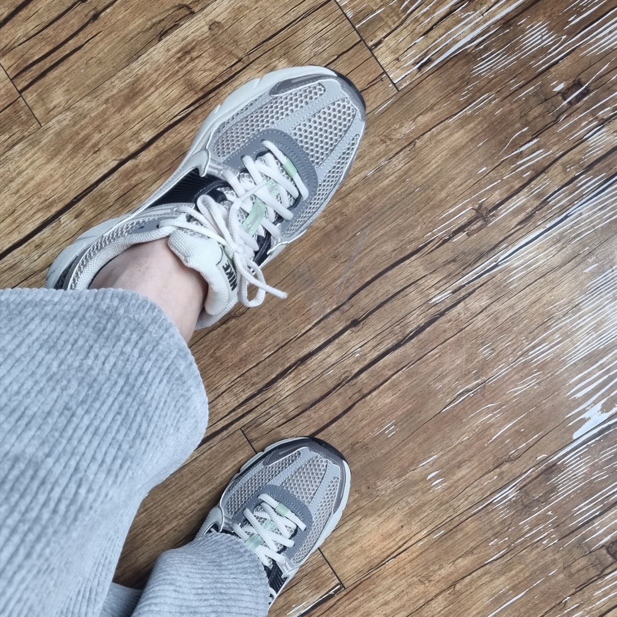 (W) Nike Zoom Vomero 5 Cobblestone and Flat Pewter 착용 스타일
