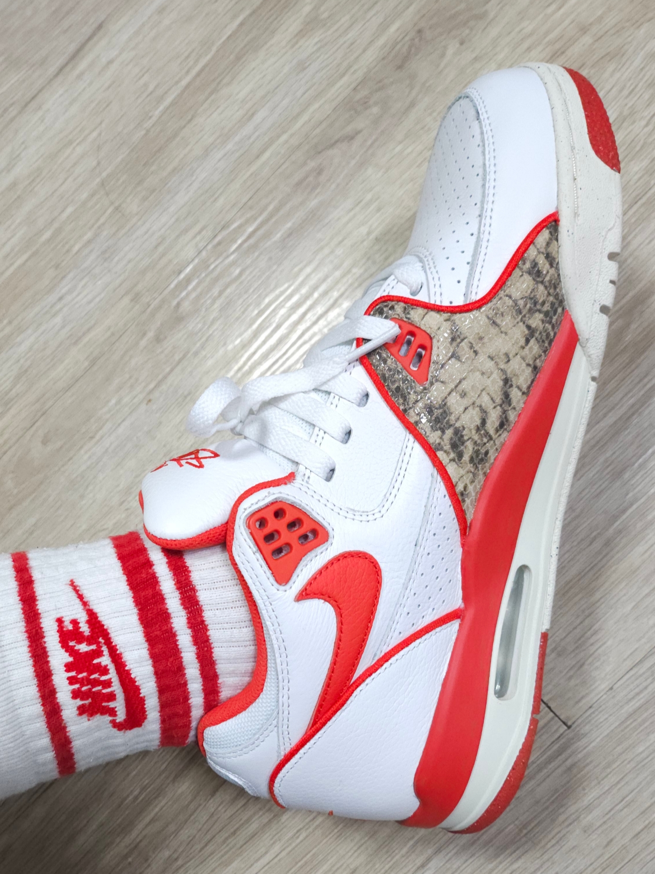 Nike x Stussy Air Flight 89 Low White Habanero Red Sail 착용 스타일 - 3
