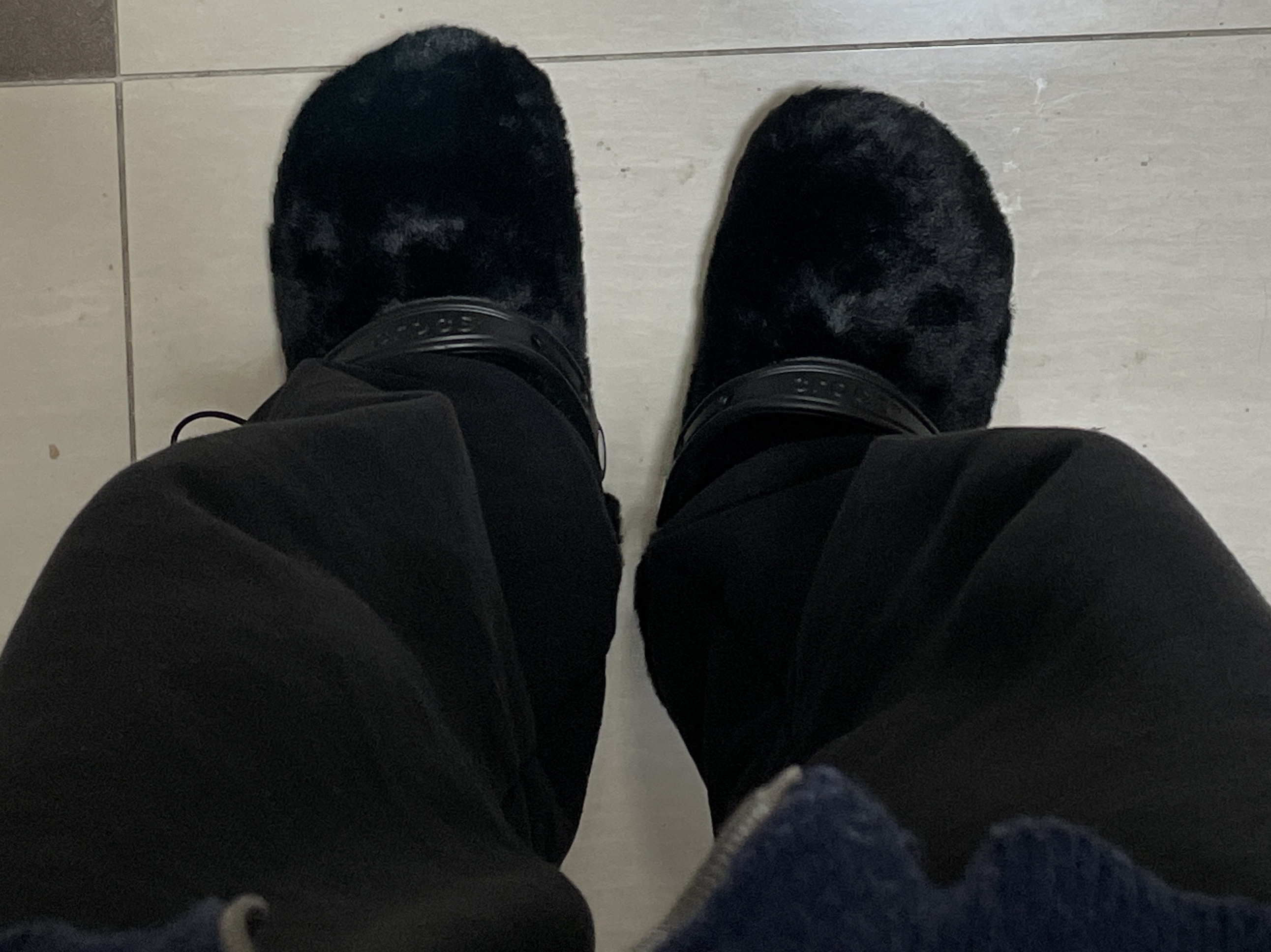 Crocs Classic Fur Sure Clog Black 착용 스타일