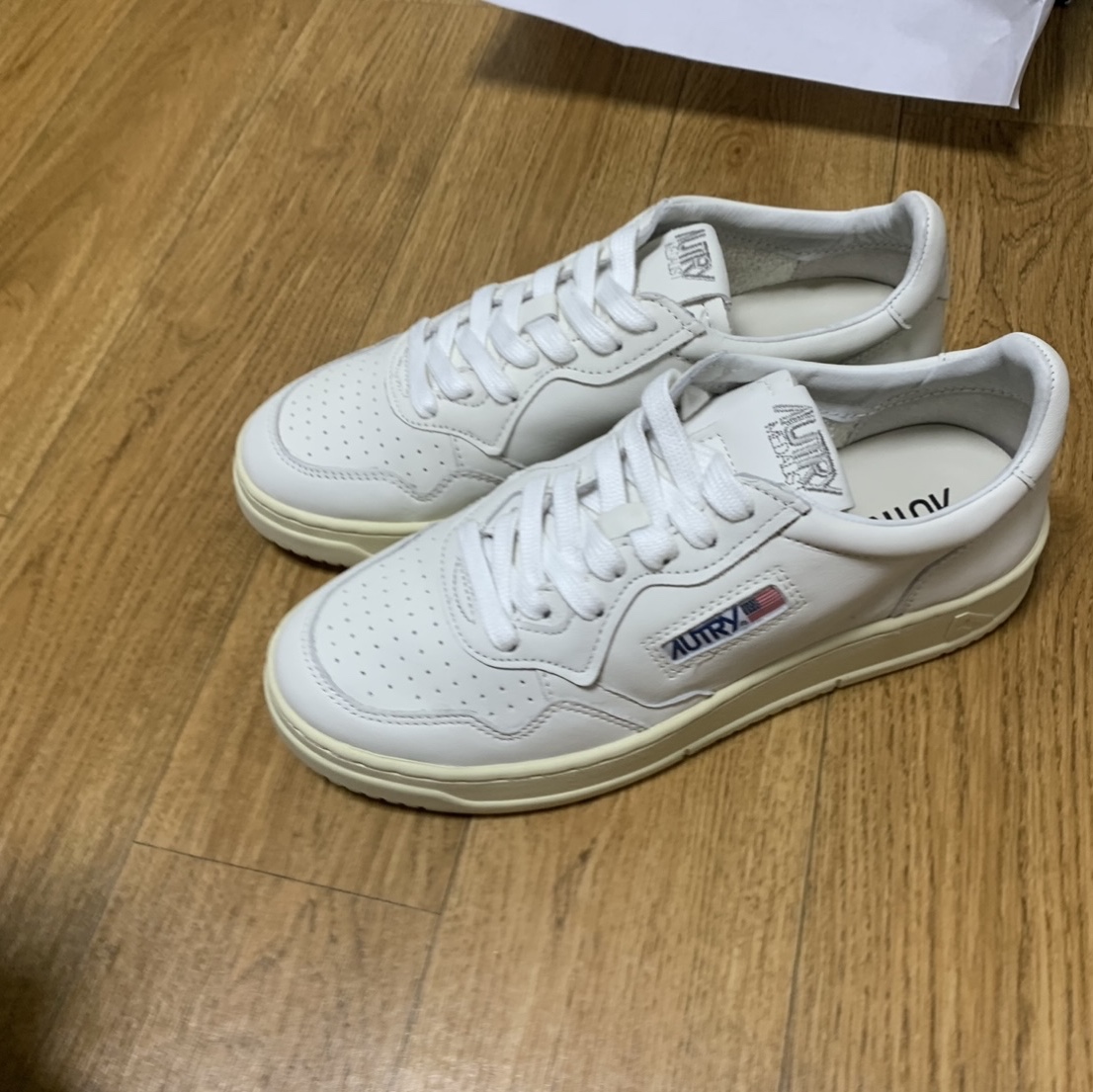 Autry Medalist Low Goatskin Sneakers White 착용 스타일