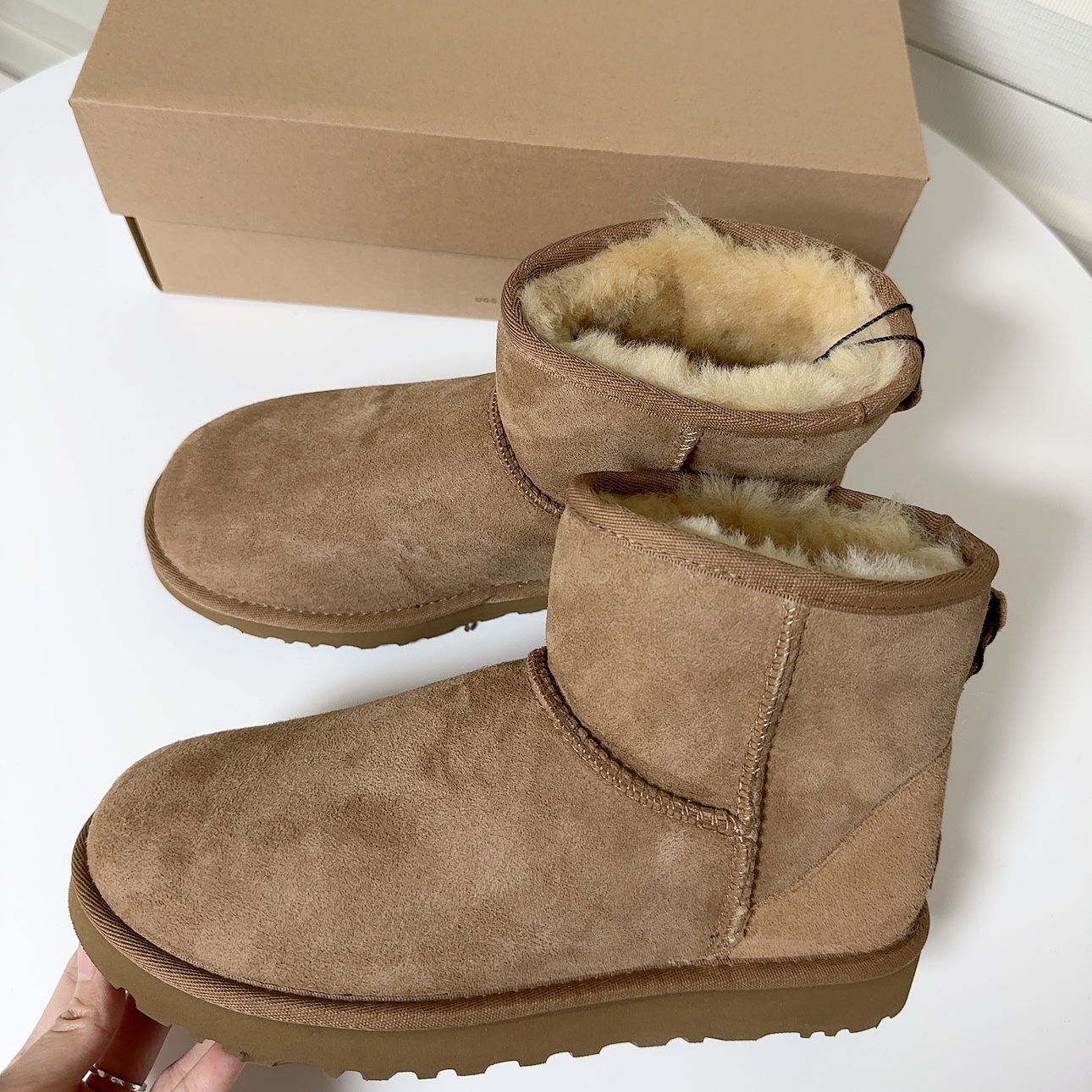 (W) UGG Classic Mini II Boots Chestnut 착용 스타일 - 1