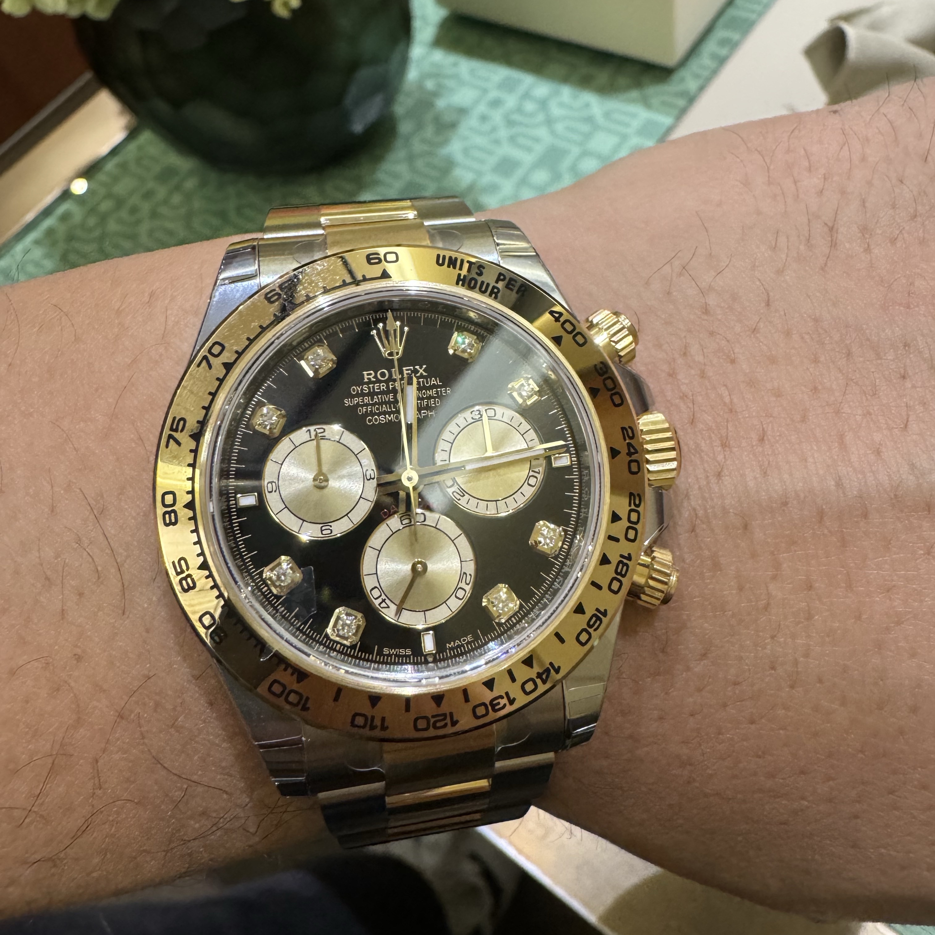 Rolex Cosmograph Daytona 40mm 126503 Bright Black Golden Diamond-Set Oyster 착용 스타일