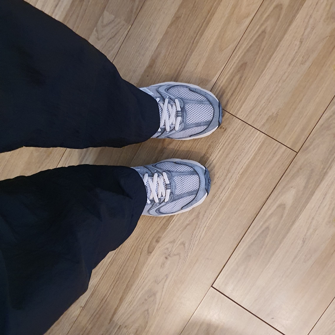 New Balance 530 Premium Vintage Grey Matter 착용 스타일