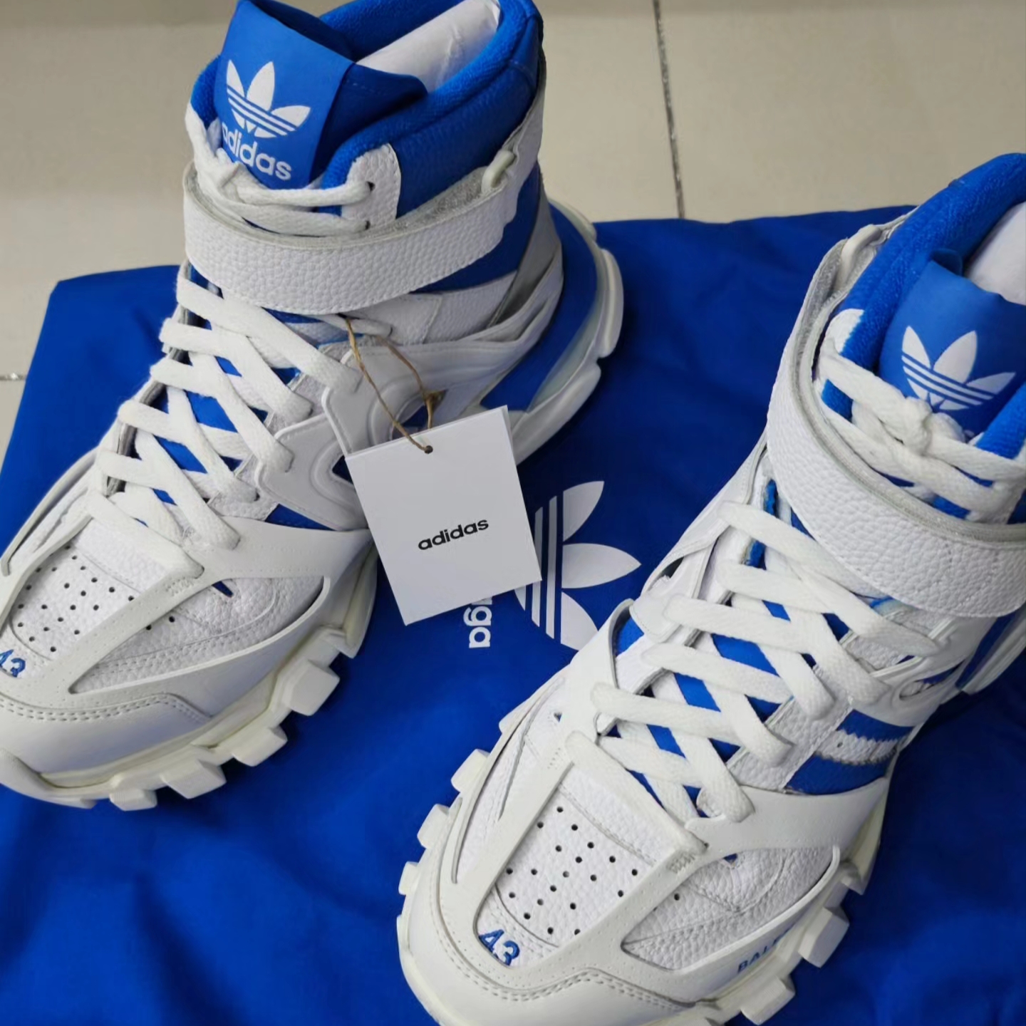 Balenciaga x Adidas Track Forum Sneakers White 착용 스타일 - 3