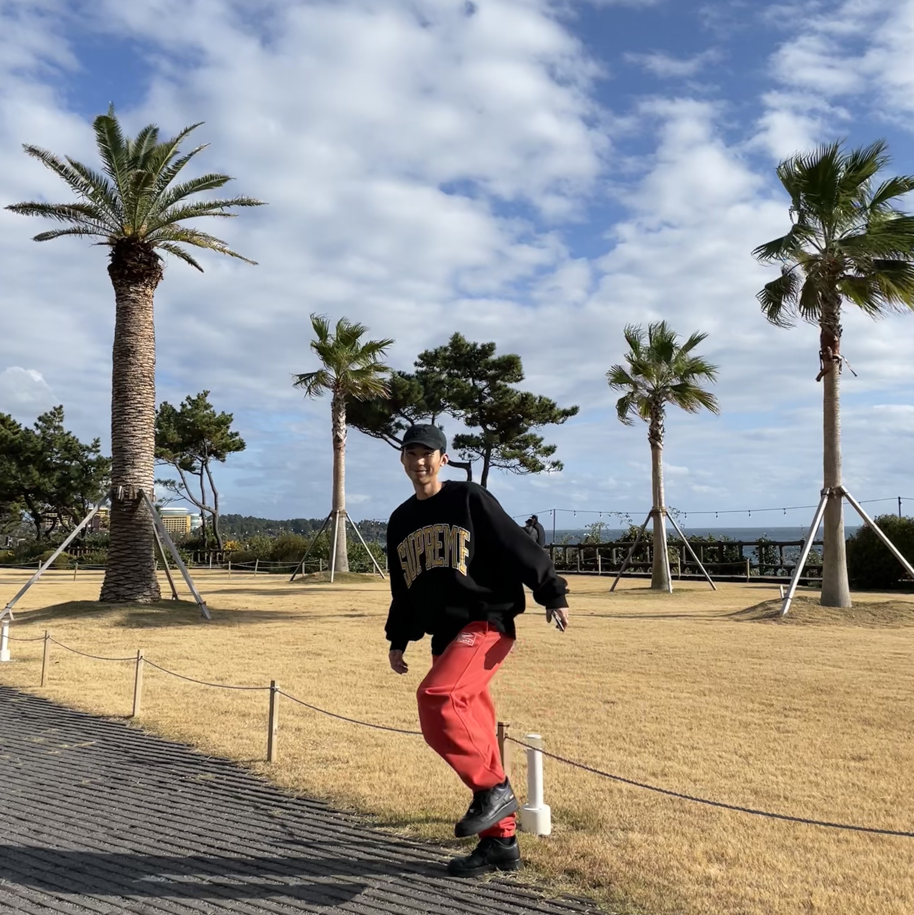 Supreme Inside Out Crewneck Black - 23FW, Nike x Stussy Pigment Dyed Fleece Pants Habanero Red (FJ9157-642) 착용 스타일