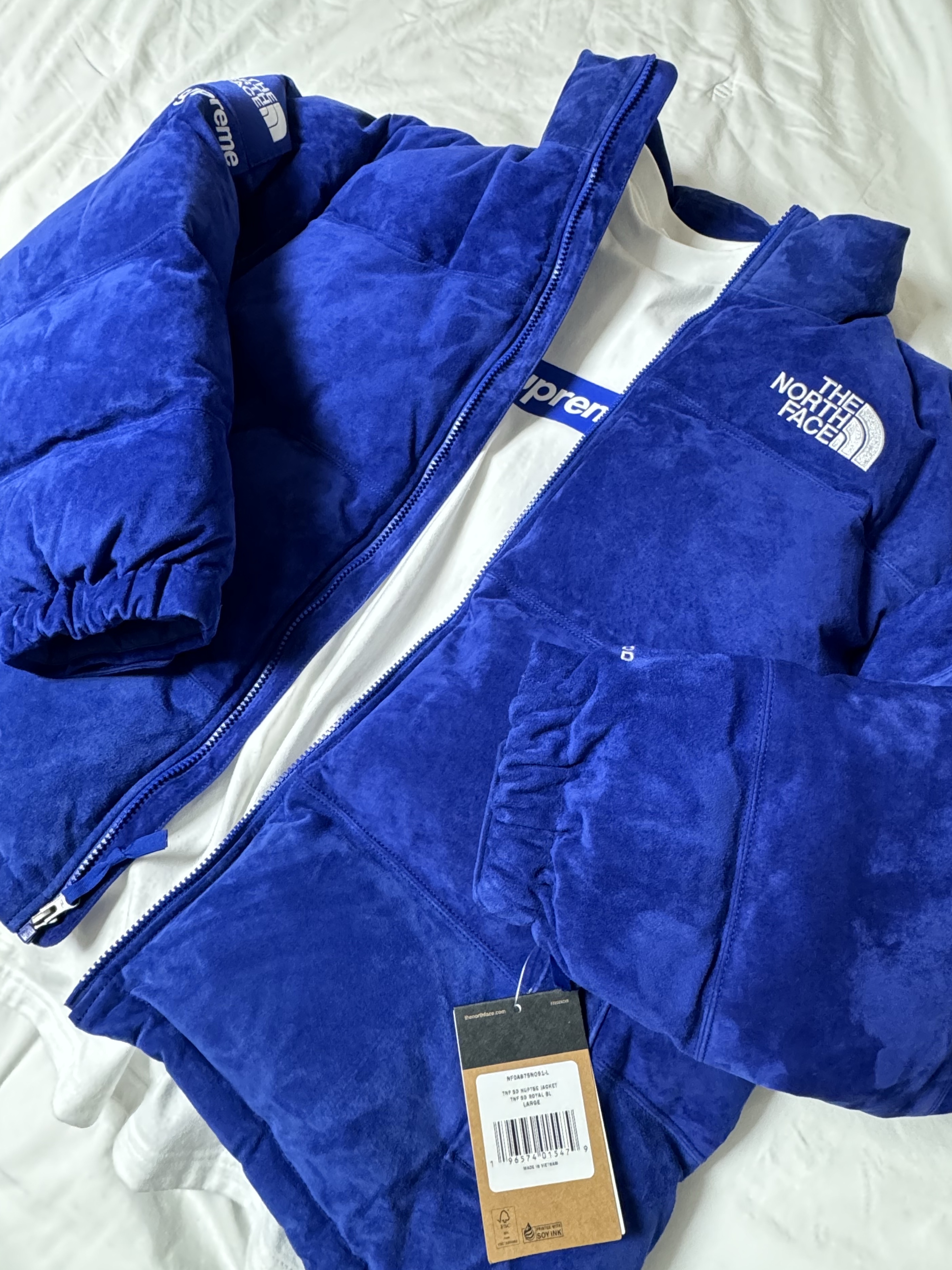 Supreme Seoul Box Logo T-Shirt White - 23FW, Supreme x The North Face Suede Nuptse Jacket Blue - 23FW 착용 스타일
