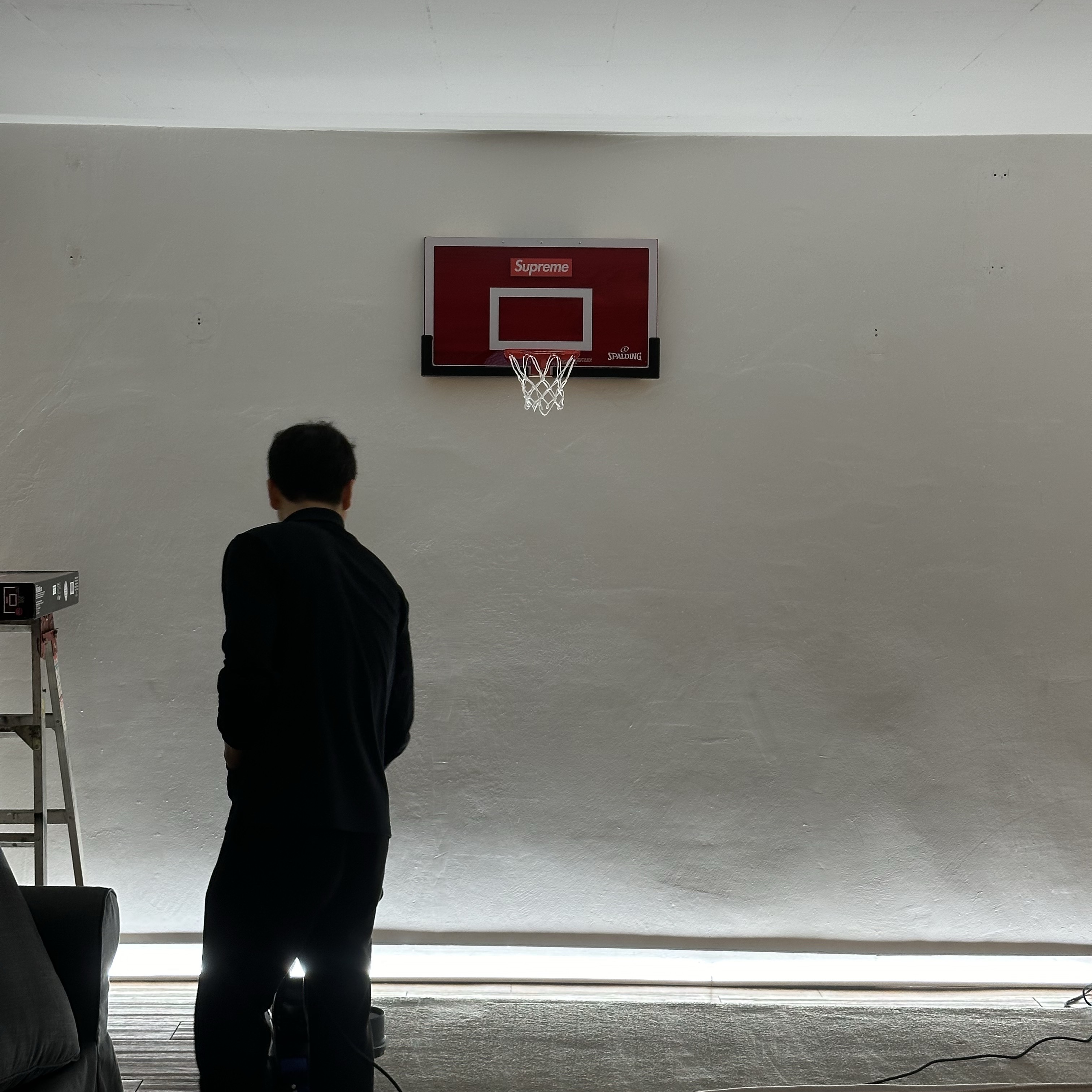 Supreme x Spalding Mini Basketball Hoop Red  - 23FW 착용 스타일 - 1