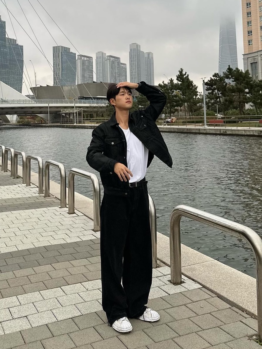 JUNNE P16 Low Rise Wide Denim Pants Black (New Ver.) 착용 스타일 - 3