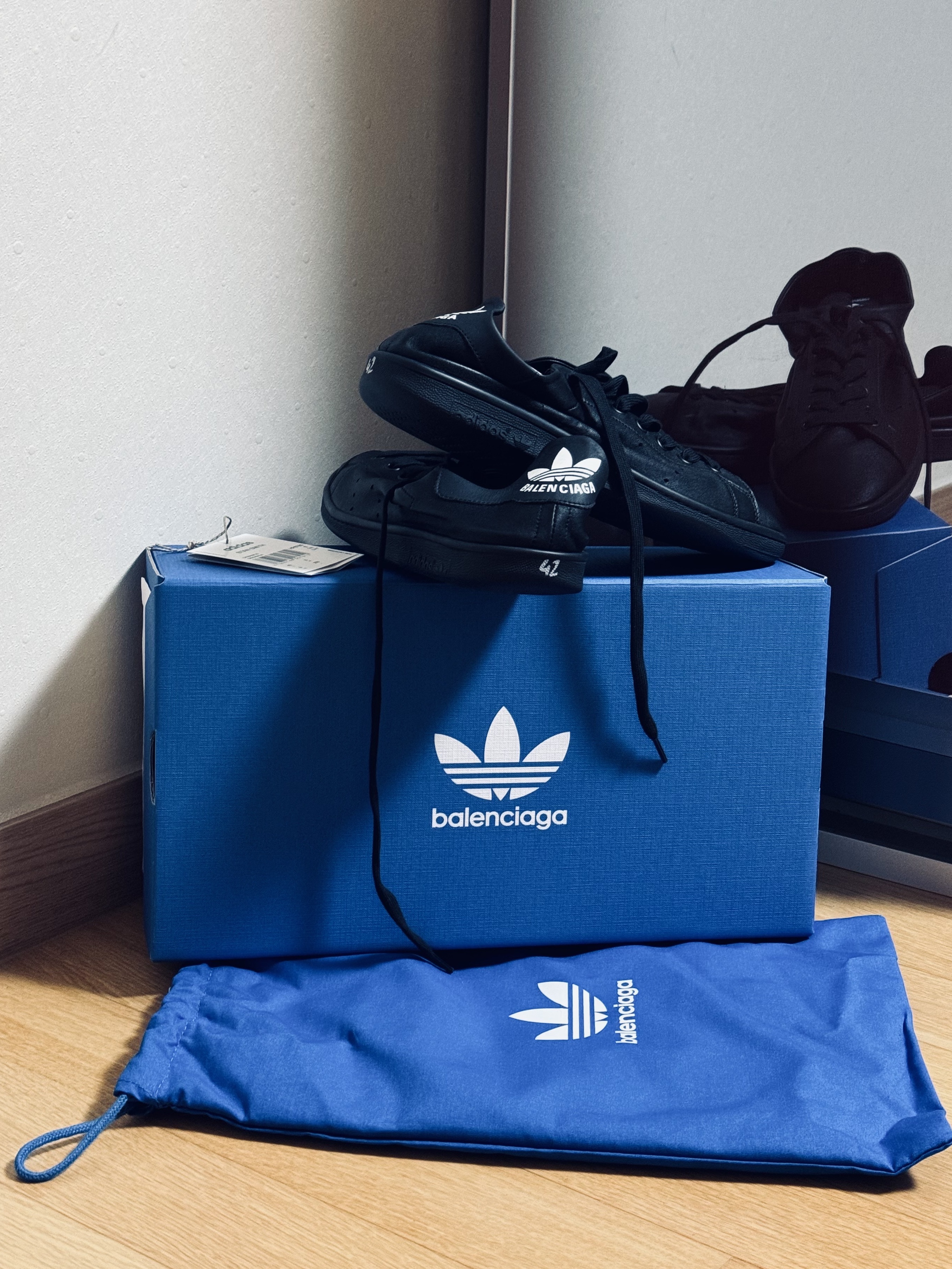 Balenciaga x Adidas Stan Smith Black 착용 스타일
