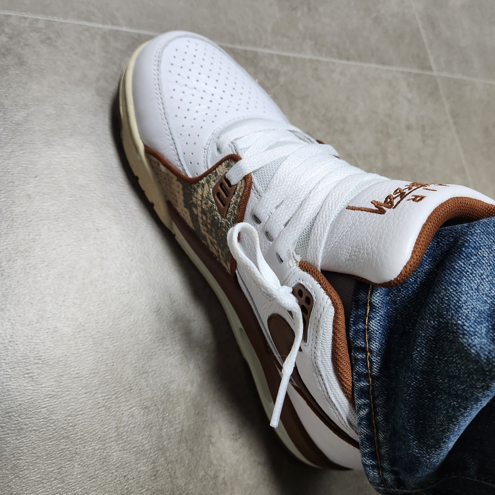 Nike x Stussy Air Flight 89 Low White and Pecan 착용 스타일 - 2