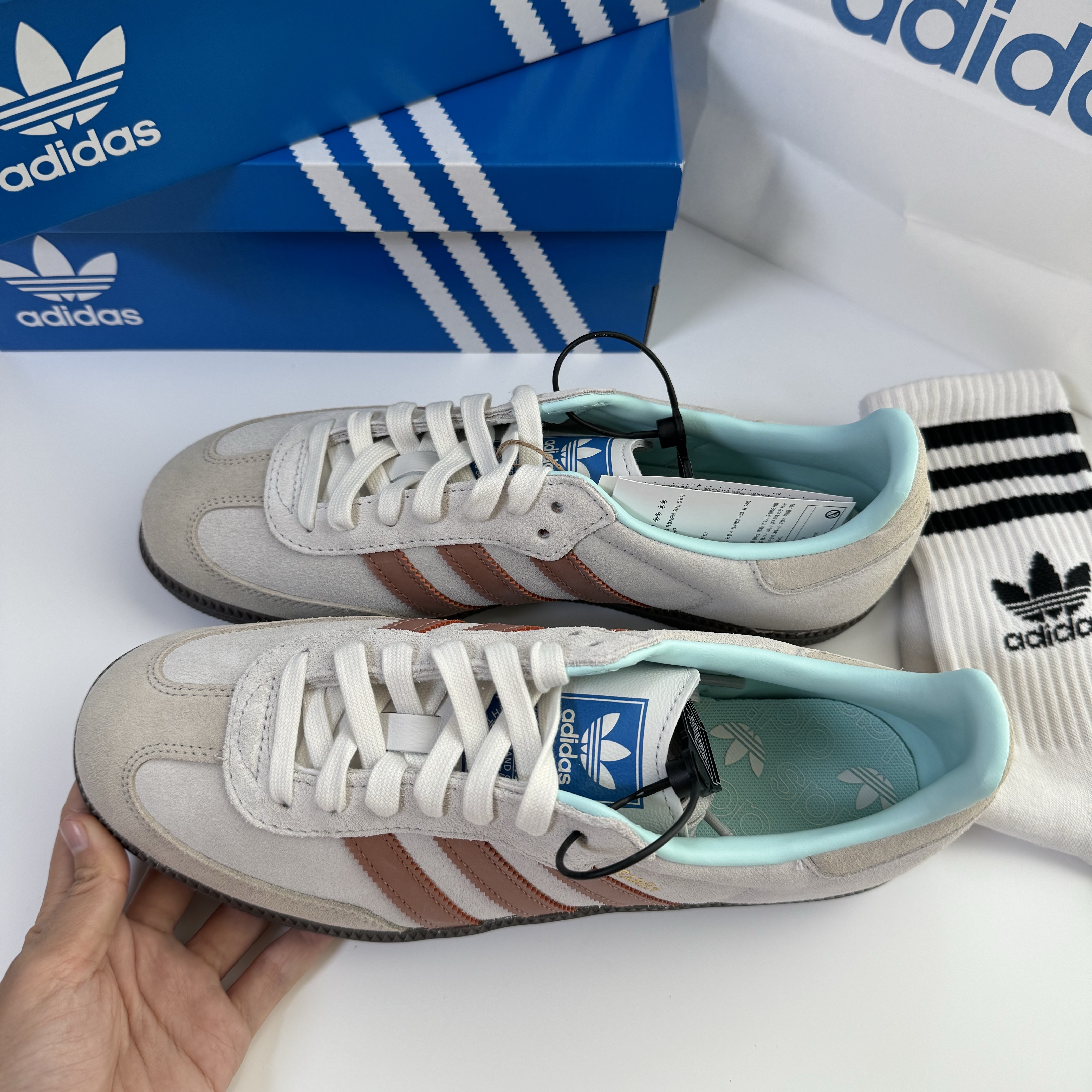 Adidas Samba OG Crystal White Clay Strata 착용 스타일 - 2