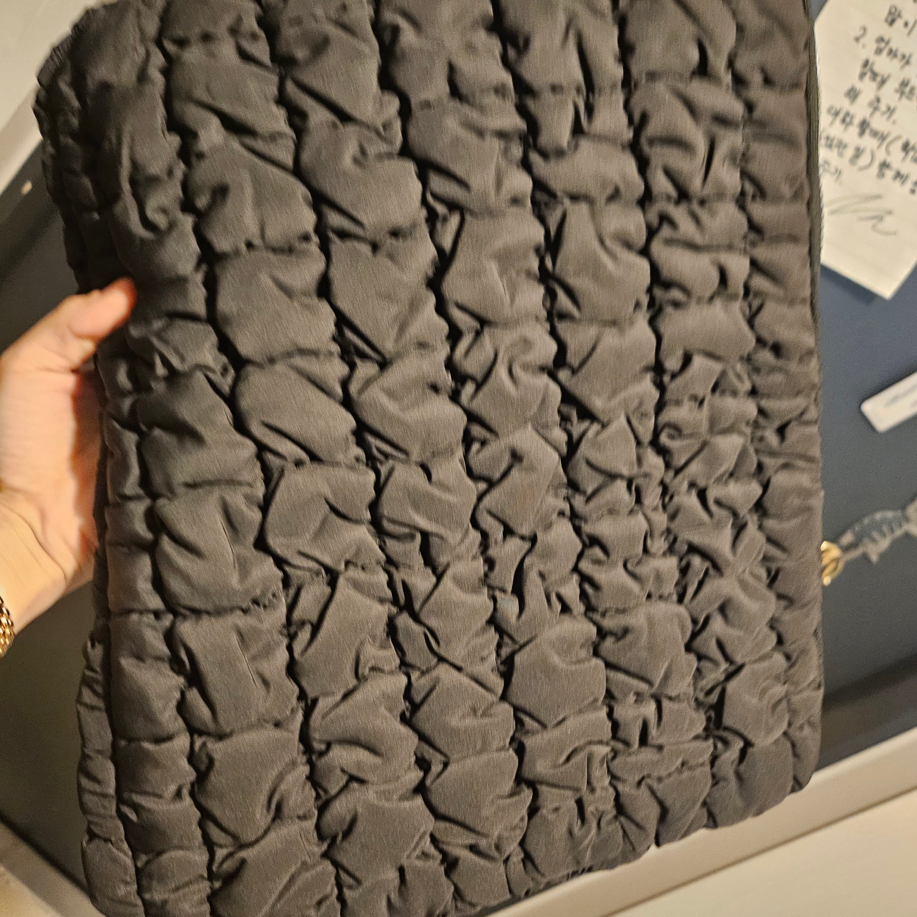 Cos Quilted  Laptop Case Black 착용 스타일 - 2