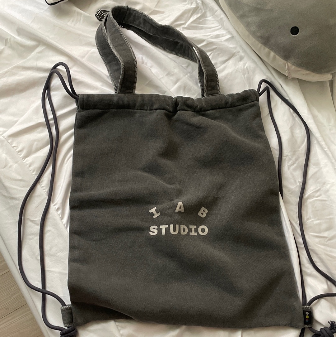 IAB Studio Pigment Sack Black 착용 스타일