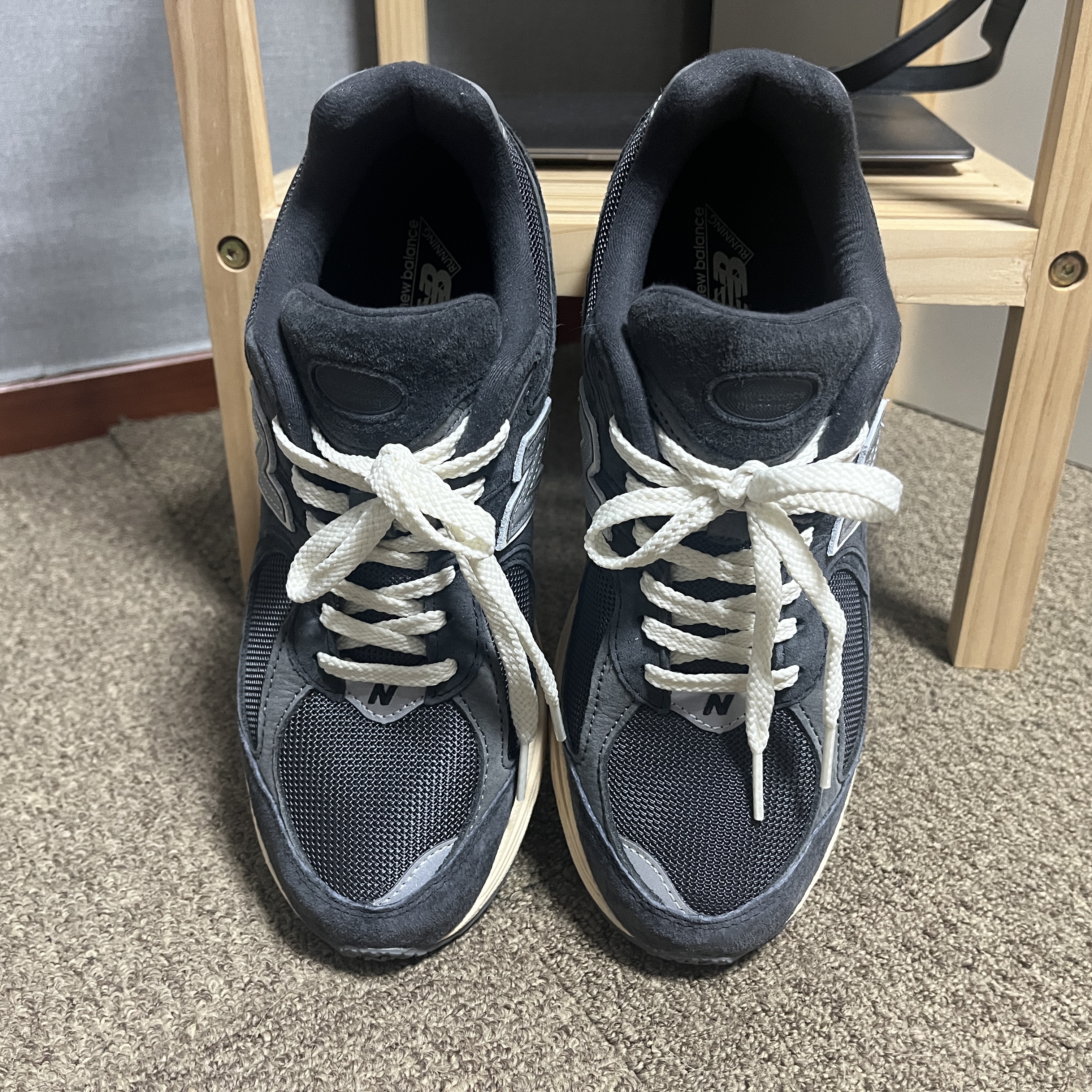 New Balance 2002R Special Vintage Black Grey 착용 스타일 - 2