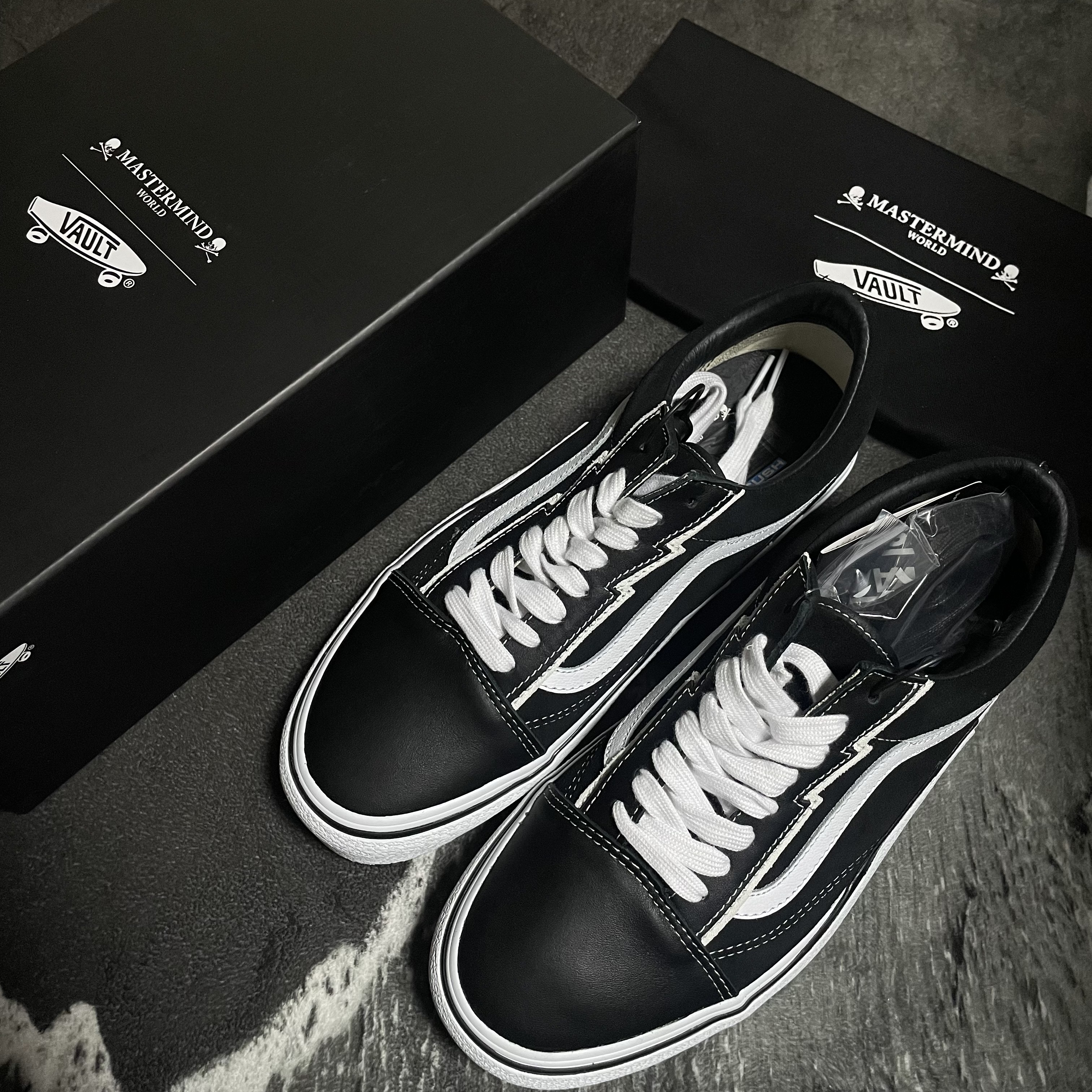 Vans Vault x Mastermind World Old Skool Bolt Black, Casetify x Mastermind World iPhone Mirror Skull Magsafe Mirror Case Silver Mirror Black Bumper 착용 스타일 - 1
