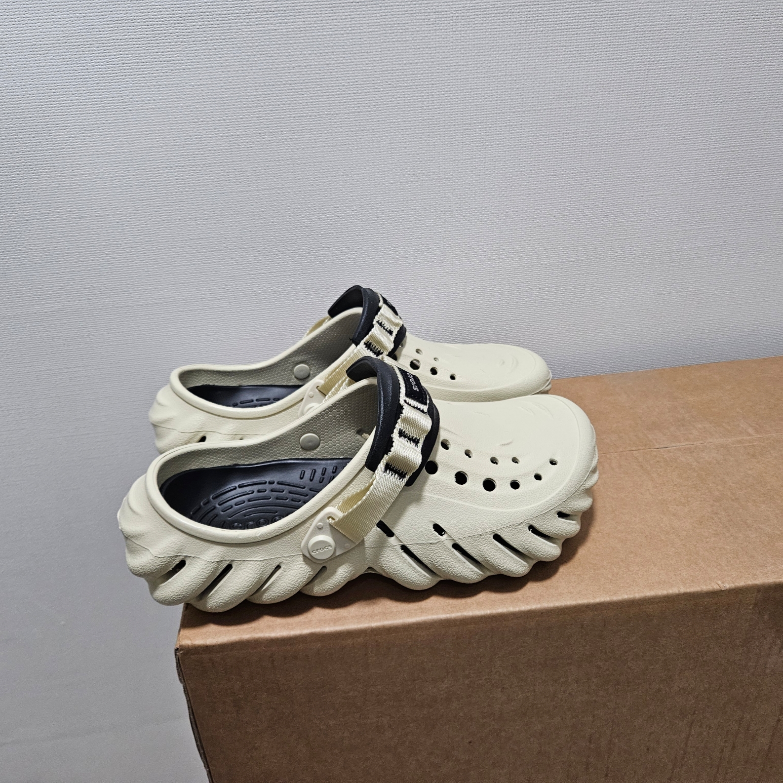 Crocs Echo Clog Bone Black 착용 스타일 - 4