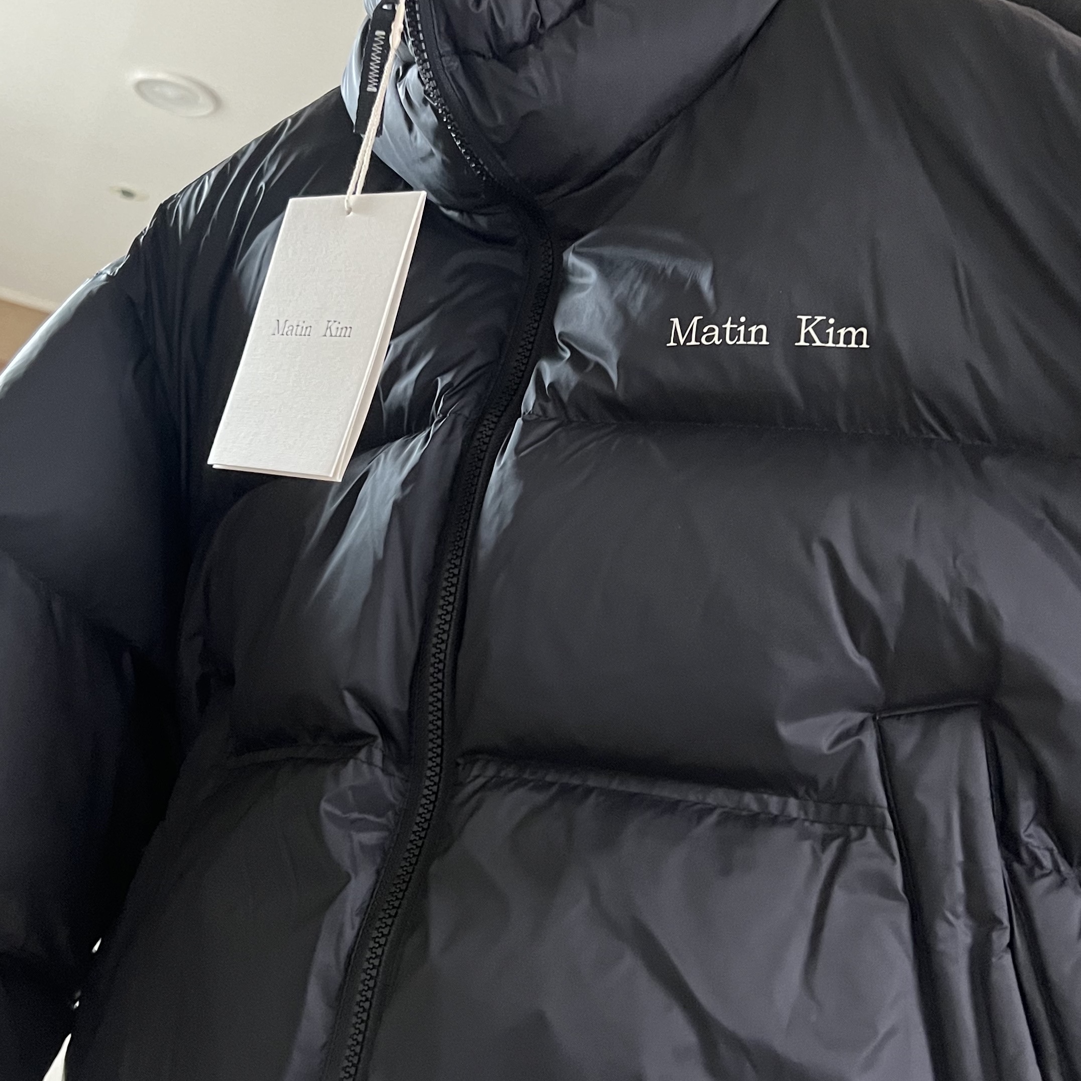(W) Matin Kim High Neck Classic Crop Puffer Down Jumper Black 착용 스타일 - 2