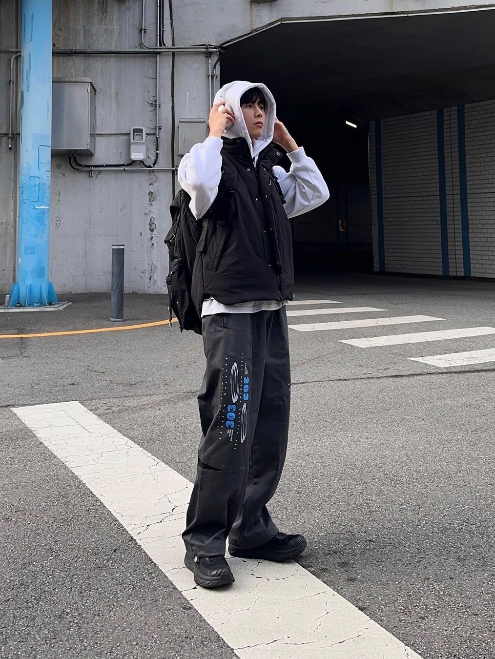 Opening Project 303 Stadium Pants Charcoal 착용 스타일 - 3