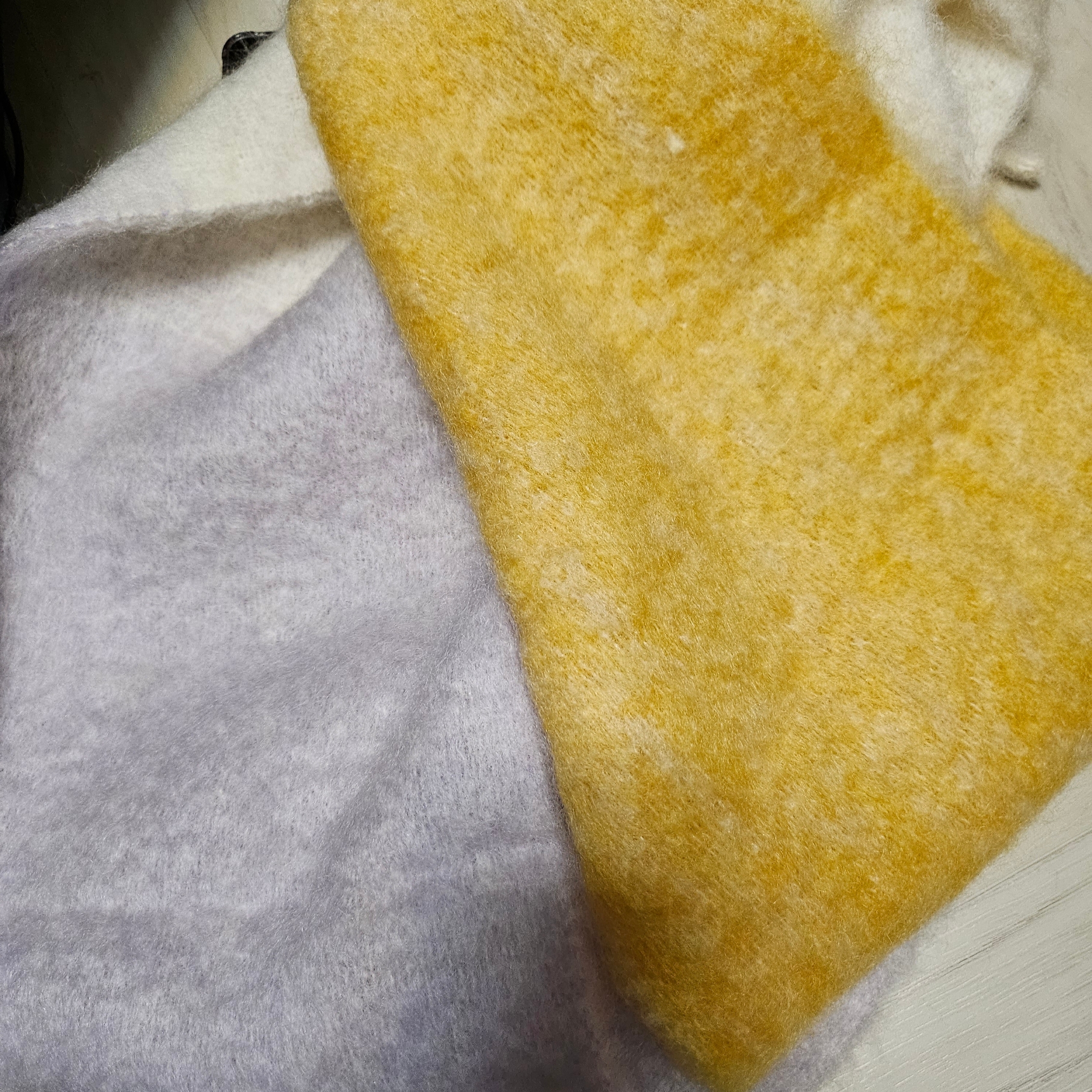 COS Oversized Mohair Blend Muffler Yellow 착용 스타일 - 1